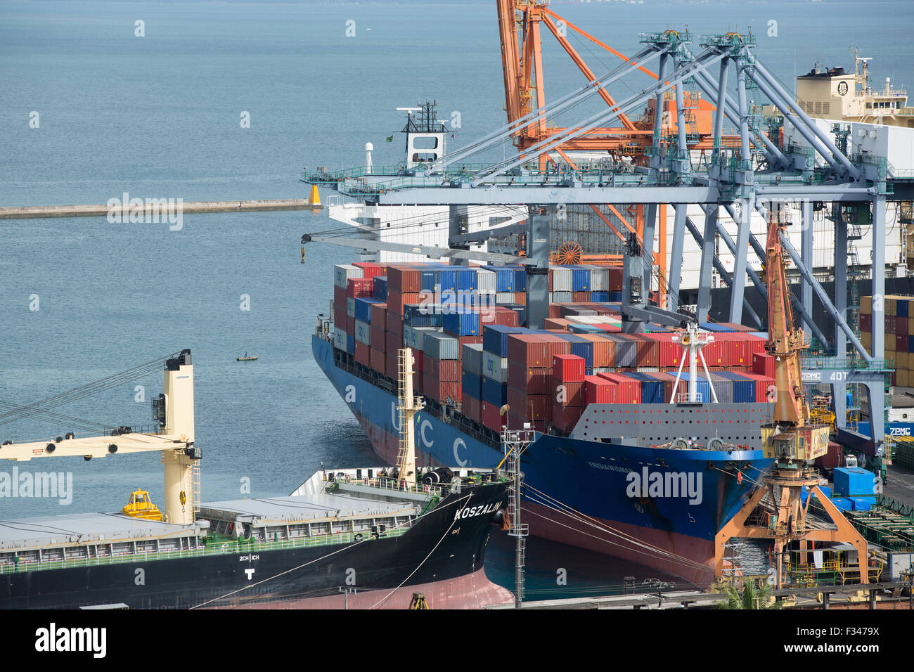 Nave container, il dock, Salvador, Brasile Foto Stock