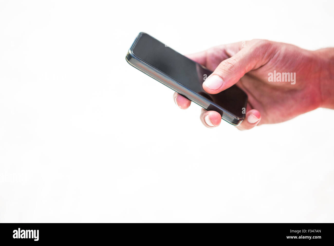 Chiudere fino a mani inviando un messaggio di testo Foto Stock