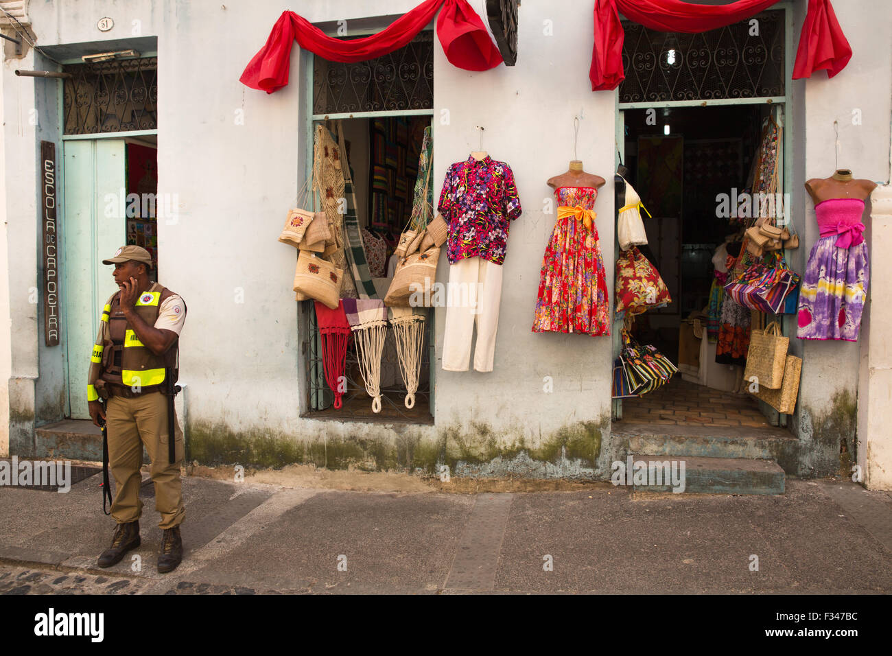 Un poliziotto nella Città Vecchia, Salvador, Brasile Foto Stock