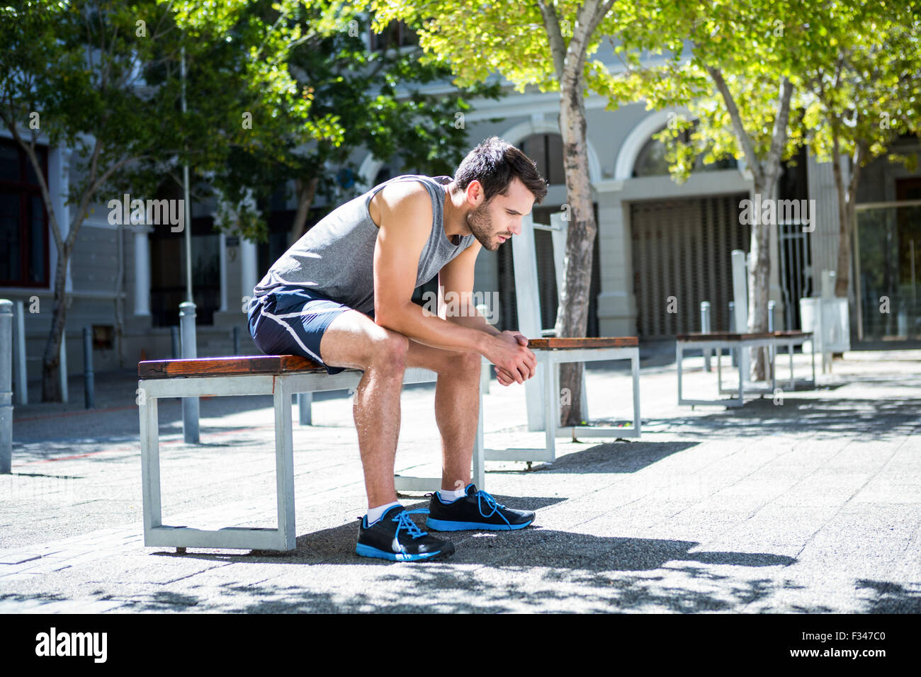 Esaurito atleta appoggiato su un banco di lavoro Foto Stock