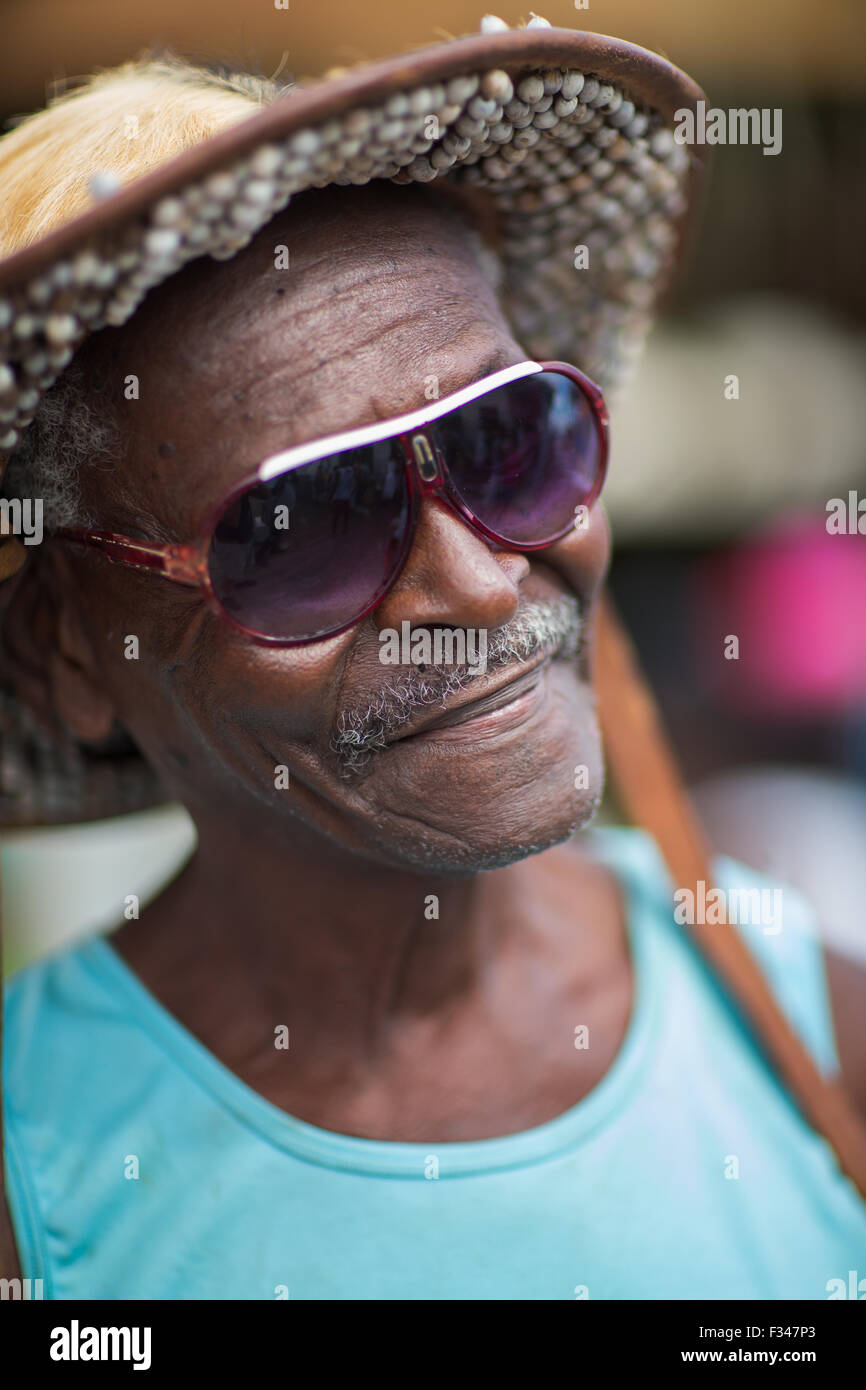 Ritratto di un uomo, vita di strada, il centro storico di Salvador de Bahia, Brasile Foto Stock