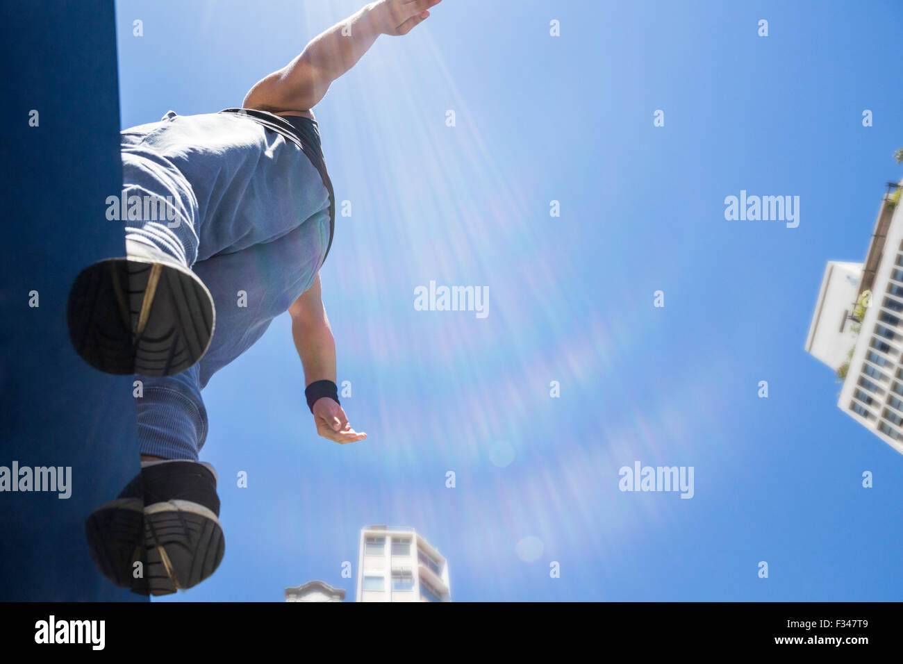 Athletic uomo circa per fare un back flip Foto Stock