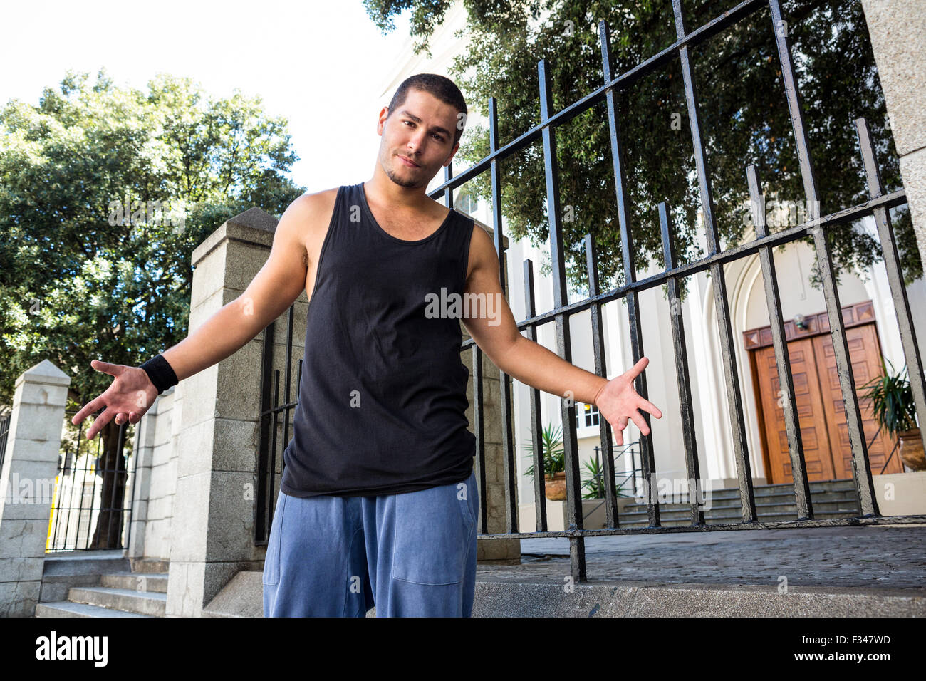 Ritratto di un atleta con le braccia aperte Foto Stock