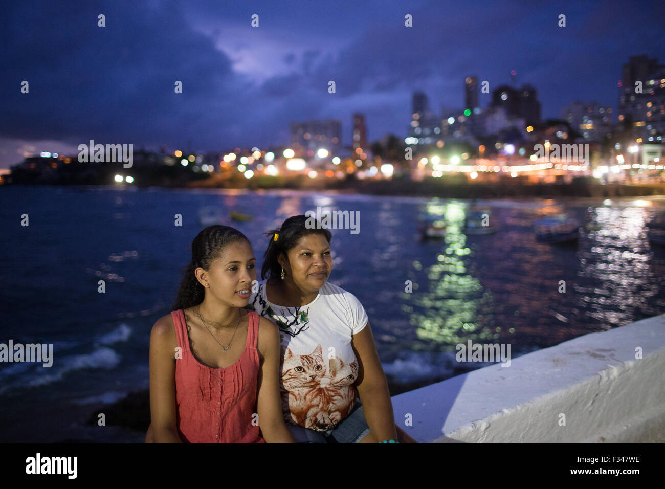 Le donne a festa de Yemanja di notte, Salvador da Bahia, Brasile Foto Stock