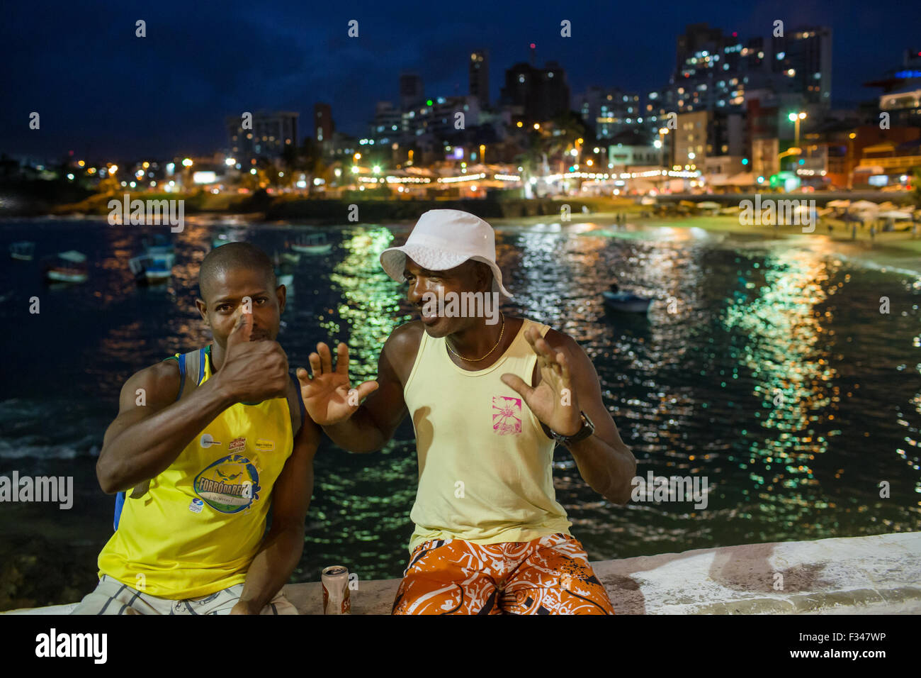 Gli uomini alla festa de Yemanja di notte, Salvador da Bahia, Brasile Foto Stock