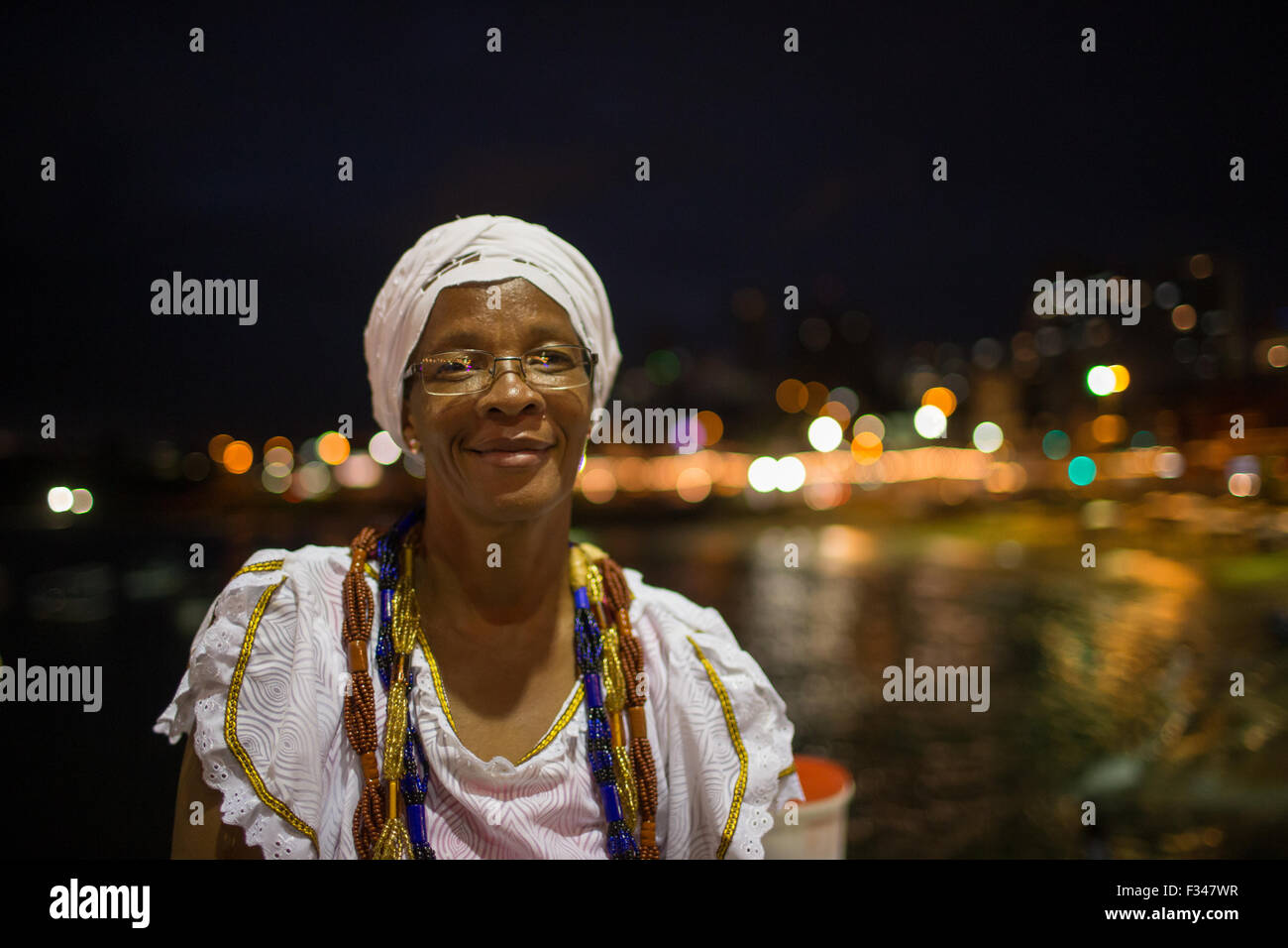 Donna alla festa de Yemanja di notte, Salvador da Bahia, Brasile Foto Stock