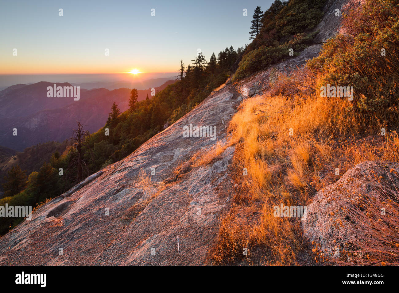 Tramonto sulla Sierra Nevada da Hanging Rock, Sequoia National Park, California, Stati Uniti d'America Foto Stock