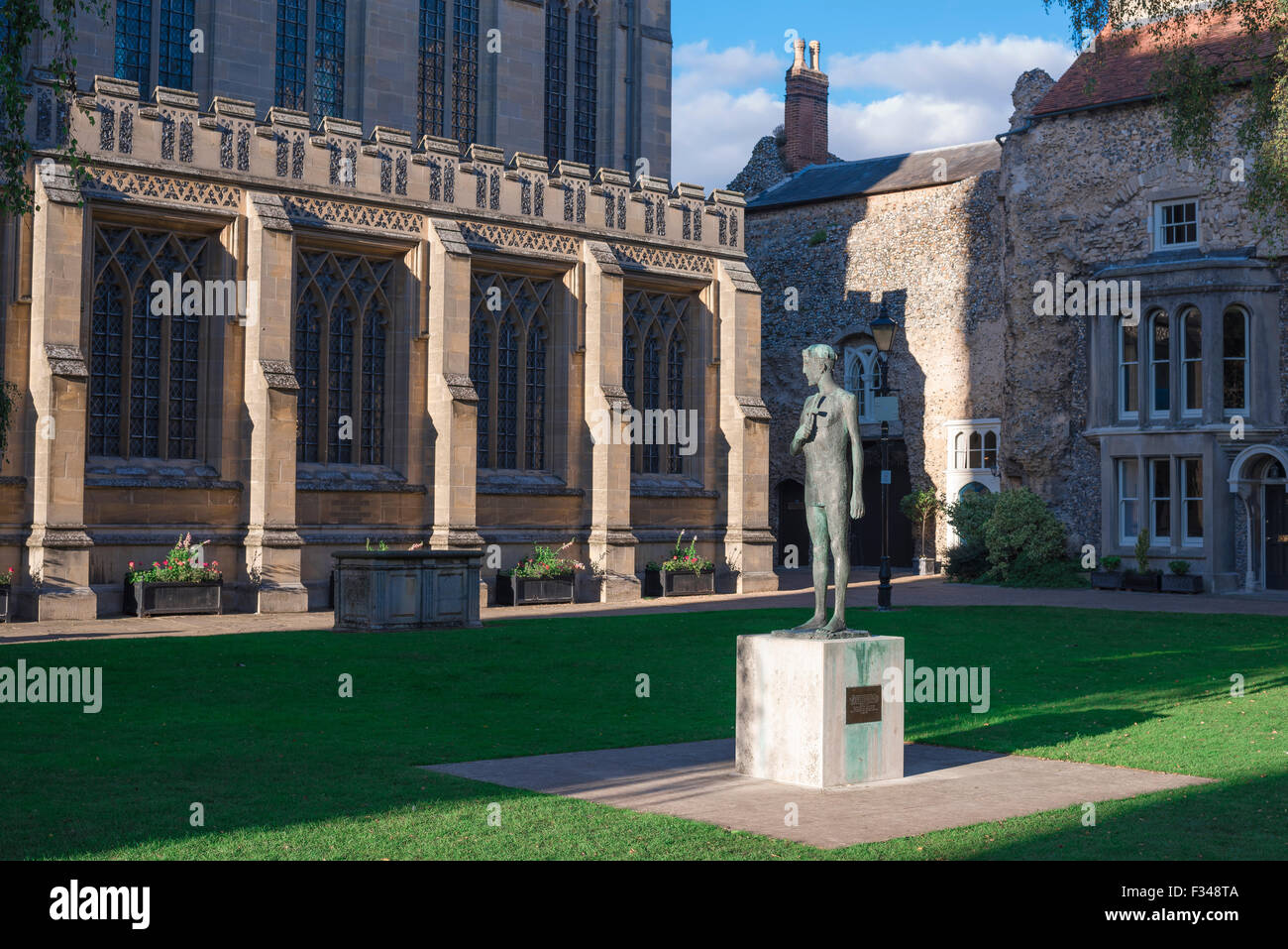 Scultura Elisabeth Frink, vista di una statua di San Edmund di Dame Elisabeth Frink situata nella Cattedrale vicino, Bury St. Edmunds, Suffolk UK. Foto Stock