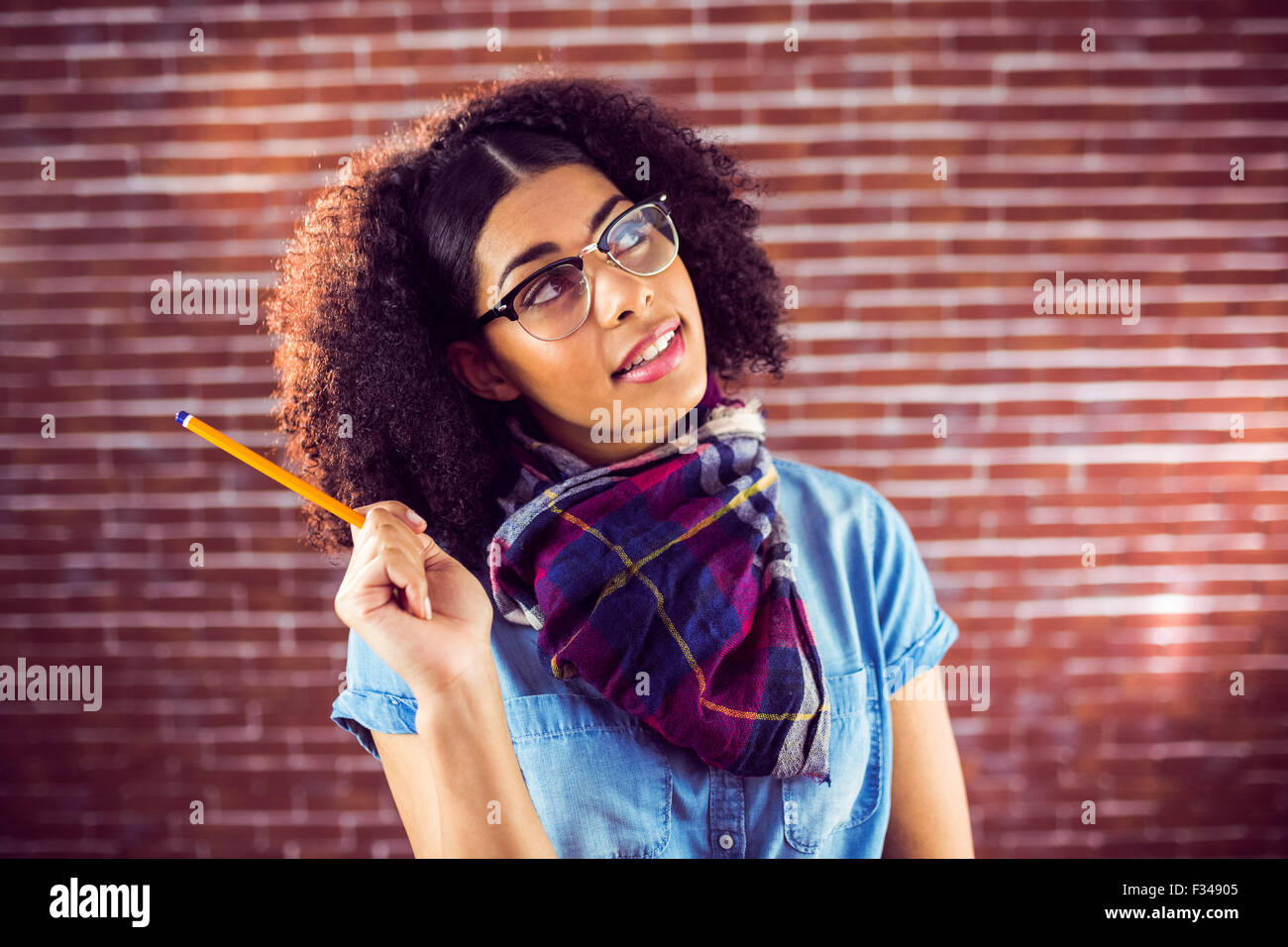 Fantasticando attraente hipster tenendo pen Foto Stock