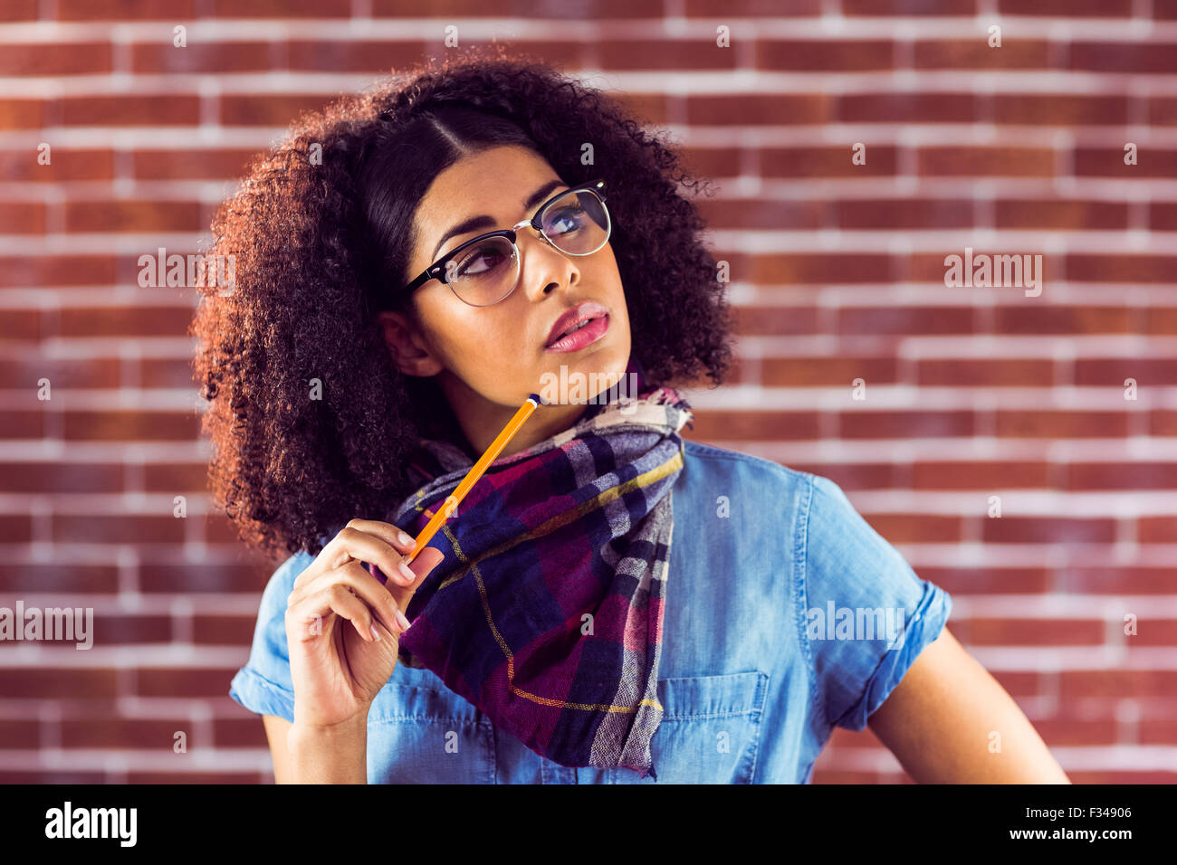 Fantasticando attraente hipster tenendo pen Foto Stock