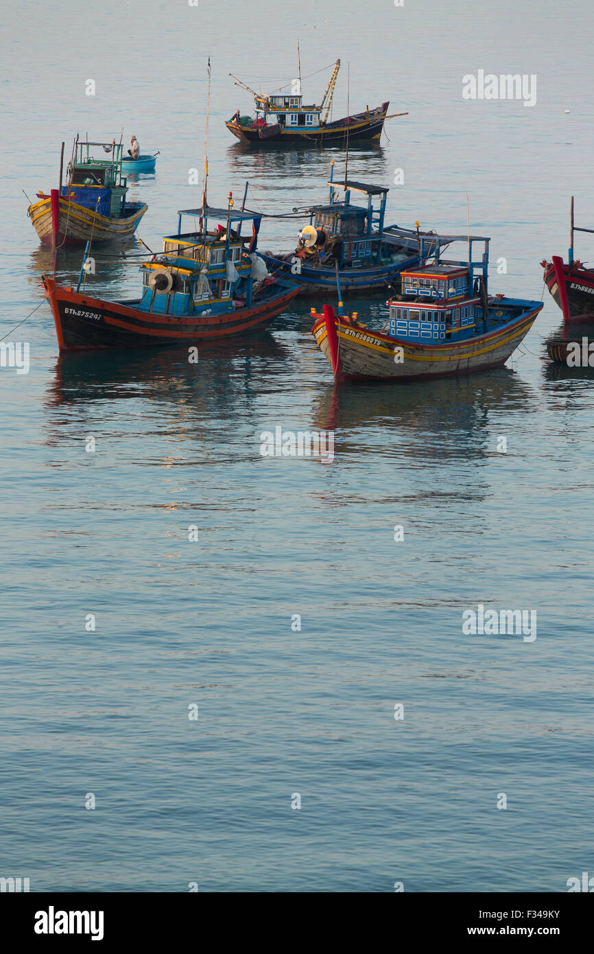 Barche ancorate al largo Mũi né villaggio di pescatori, Bình Thuận Provincia, Vietnam Foto Stock