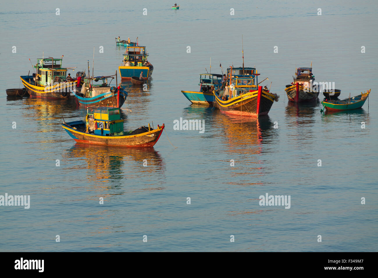 Barche ancorate al largo Mũi né villaggio di pescatori, Bình Thuận Provincia, Vietnam Foto Stock