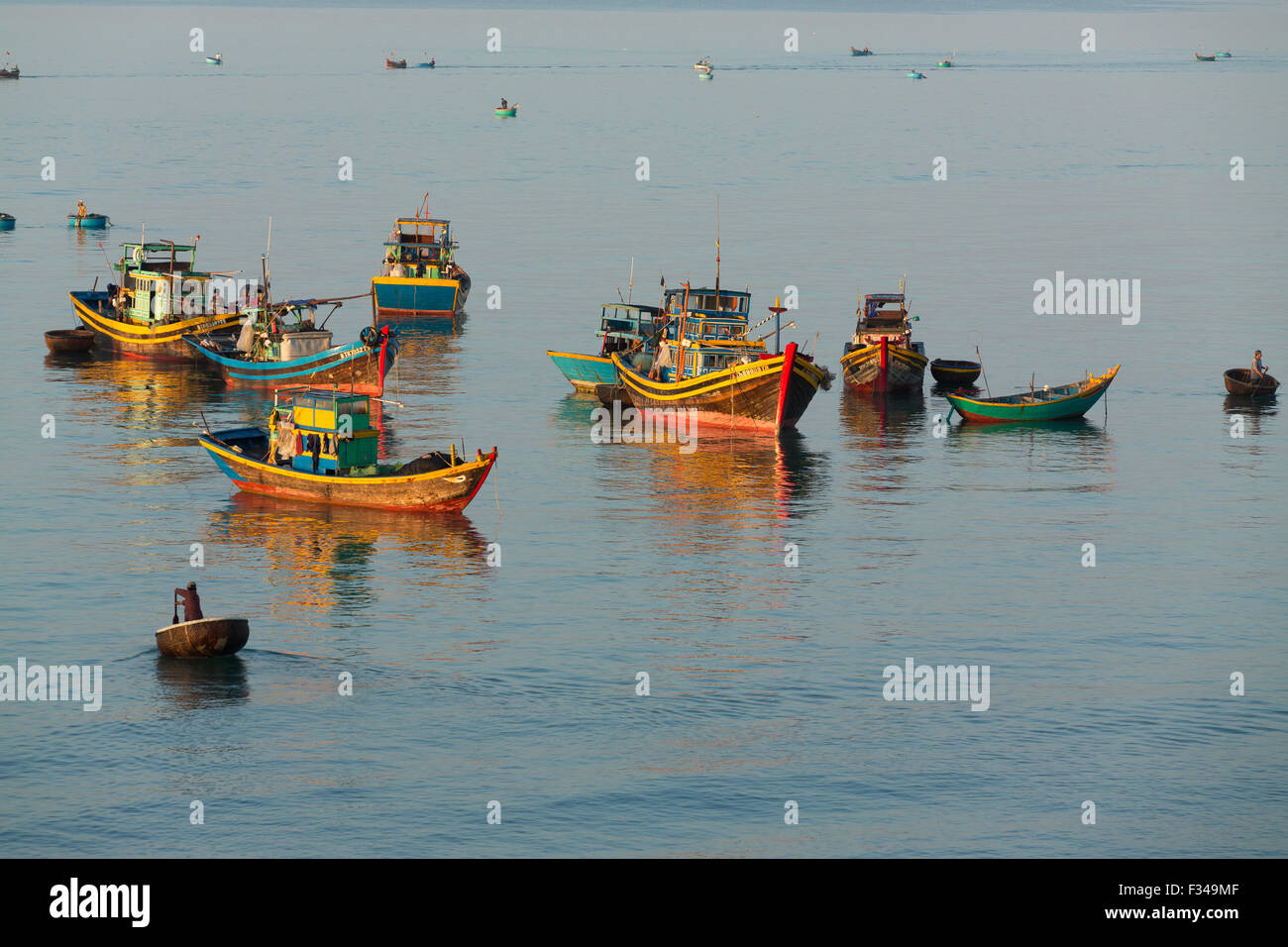 Barche ancorate al largo Mũi né villaggio di pescatori, Bình Thuận Provincia, Vietnam Foto Stock