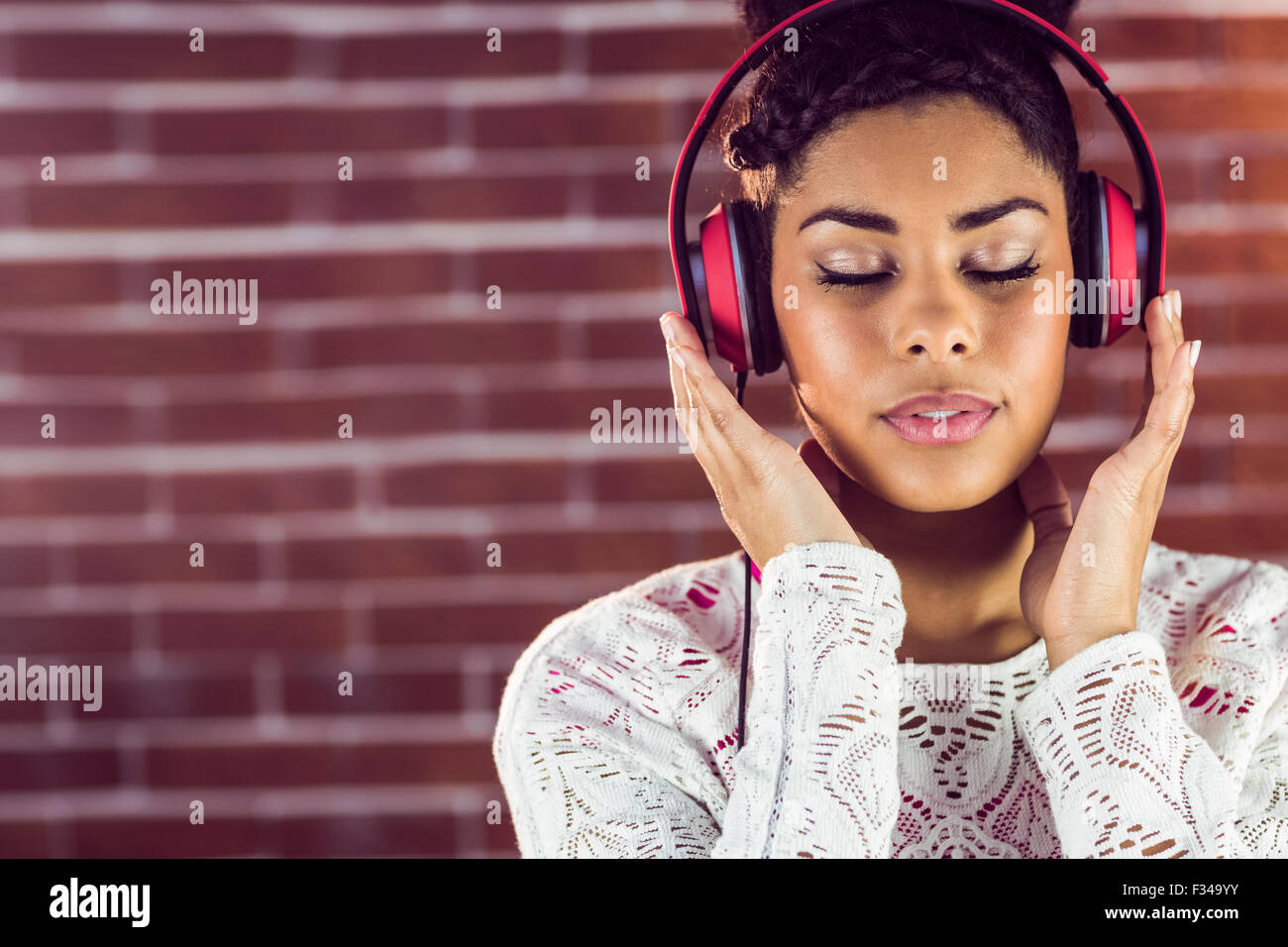 Una bella donna si è concentrato sulla sua musica Foto Stock
