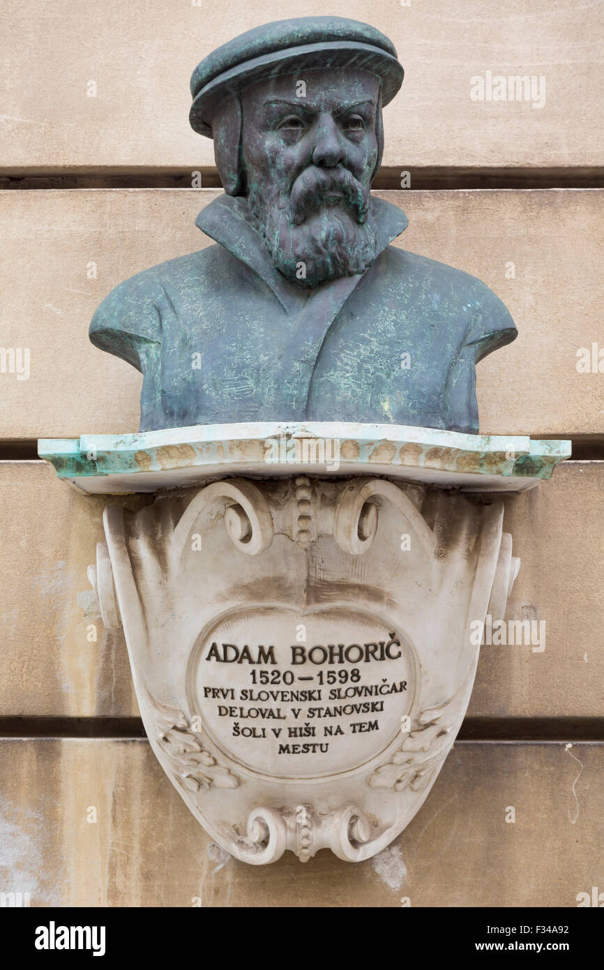 Lubiana, Slovenia. Busto al di fuori della galleria Kresija di Adamo Bohoric 1520-1598, predicatore protestante. Foto Stock