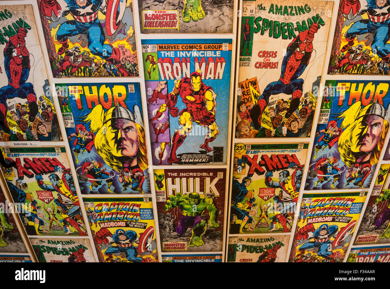 Carta da parati stampata con copertine vintage di Marvel Comics tra cui Thor, Iron Man, Spider-Man, X-Men, Hulk e Captain America. Foto Stock