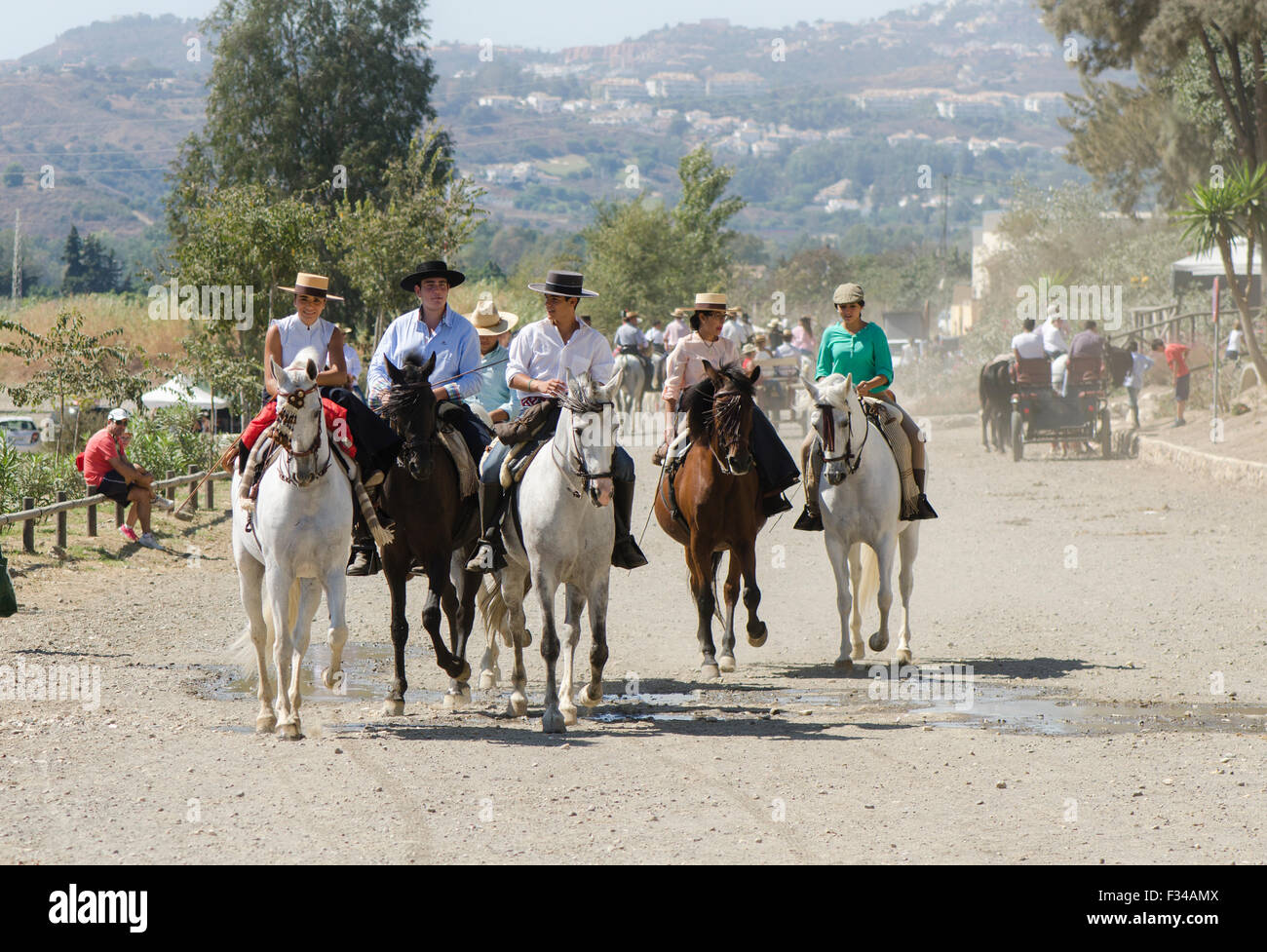 Gli uomini e le donne su cavalli, tradizionale pellegrinaggio cattolico, romeria Virgen del Rosario, Fuengirola, Andalusia, Spagna. Foto Stock