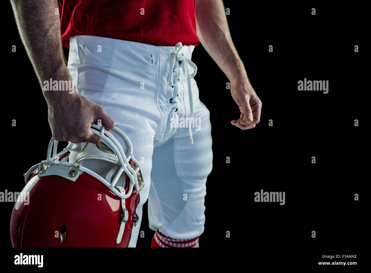 Giocatore di football americano tenendo il suo casco Foto Stock