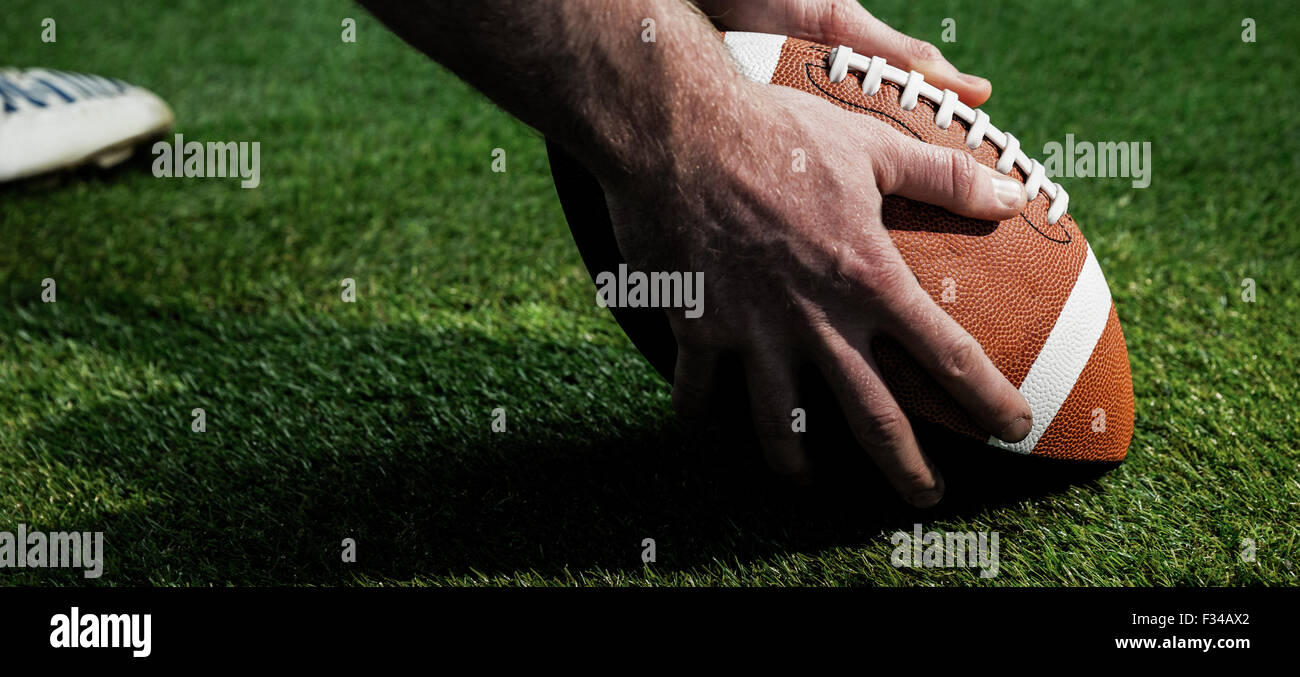 Vista ravvicinata del giocatore di football americano per la preparazione di un drop kick Foto Stock