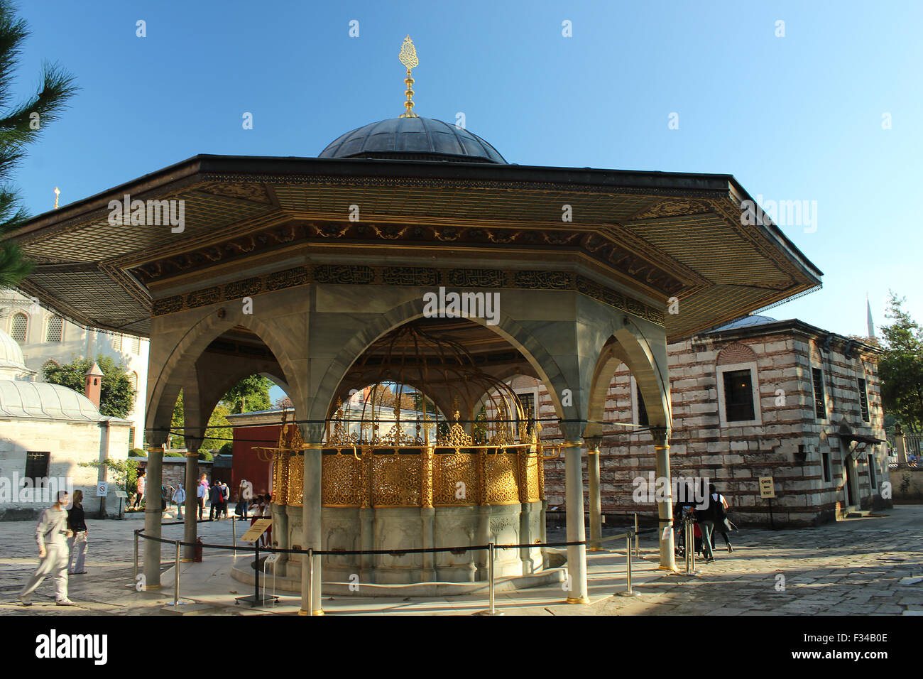 Fontana ornata di abluzione rituale prima di entrare nell'Hagia Sophia in Istanbul, Turchia Foto Stock