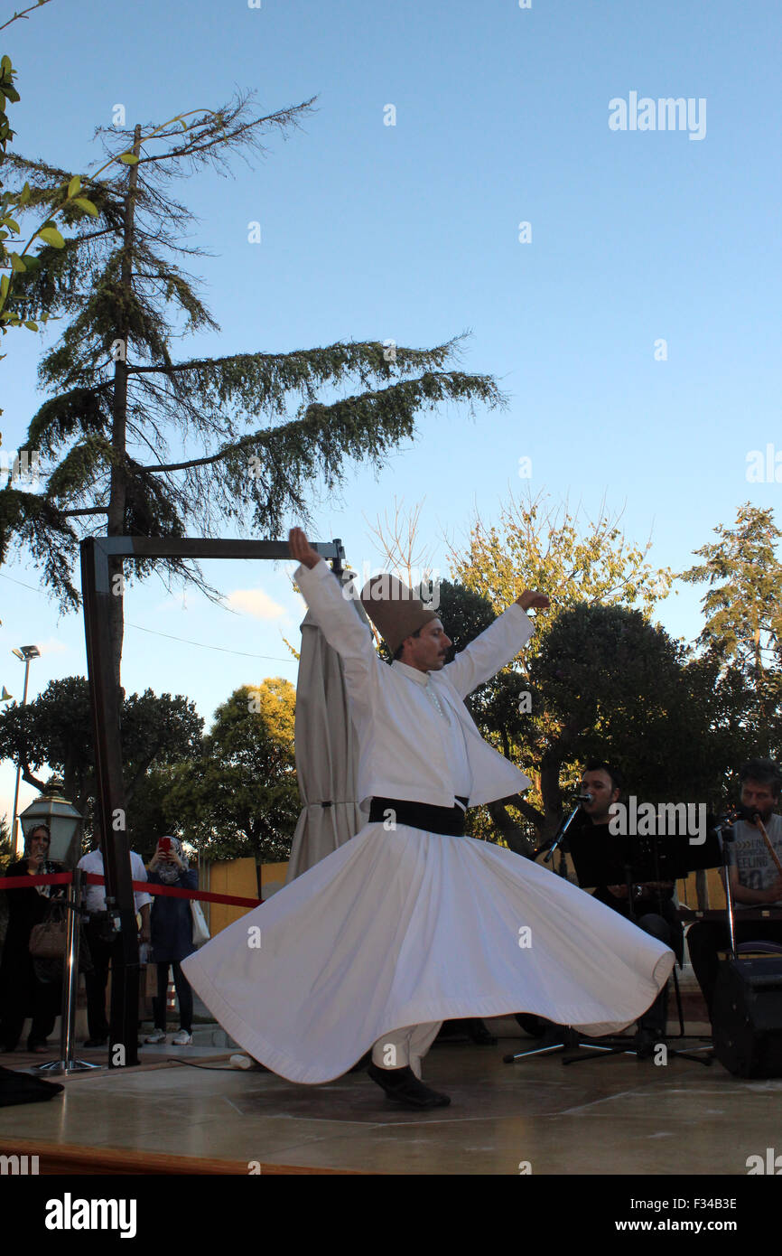 Istanbul, Turchia - 17 Settembre 2015: La danza Dervisci Rotanti è chiamato Sema Foto Stock