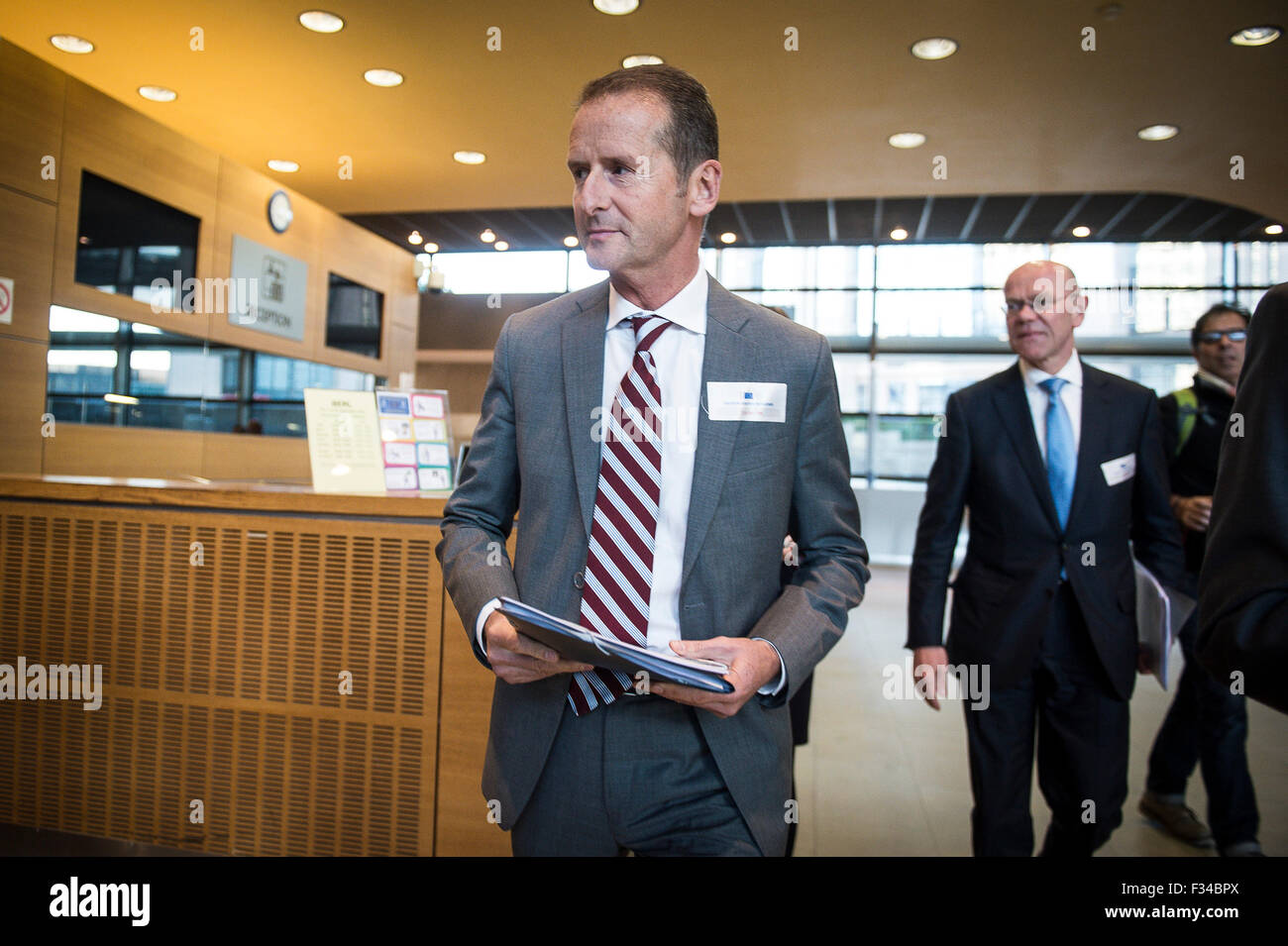 Herbert Diess, CEO della Volkswagen Automobili arriva per la riunione presso la sede centrale della Commissione europea di Bruxelles in Belgio su 29.09.2015 Elzbieta Bienkowska, il commissario UE per il mercato interno, industria, lo spirito imprenditoriale e le PMI e lo spazio chiamata Volkswagen per spiegare per la Commissione europea il problema del recente scandalo da Wiktor Dabkowski Foto Stock