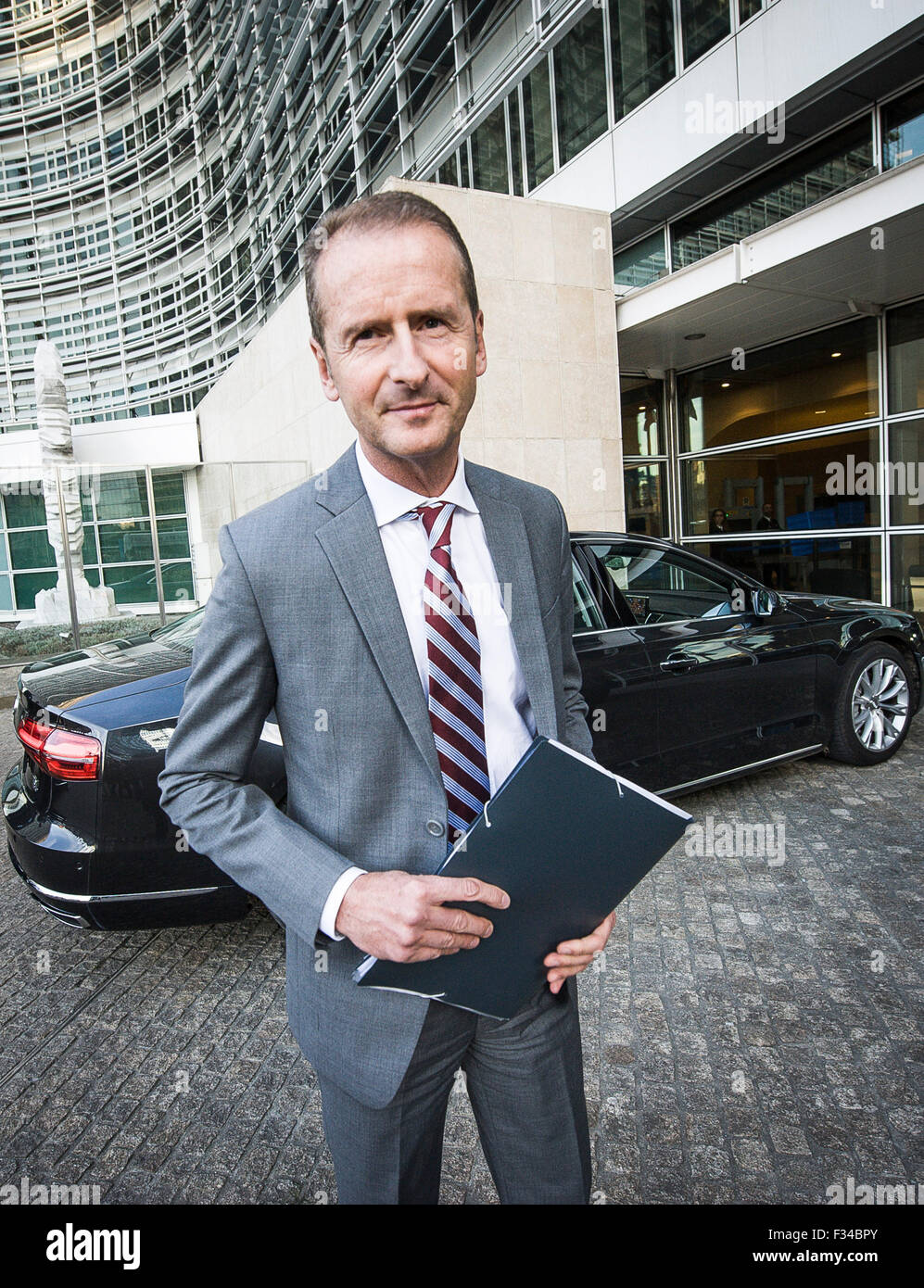 Herbert Diess, CEO della Volkswagen Automobili arriva per la riunione presso la sede centrale della Commissione europea di Bruxelles in Belgio su 29.09.2015 Elzbieta Bienkowska, il commissario UE per il mercato interno, industria, lo spirito imprenditoriale e le PMI e lo spazio chiamata Volkswagen per spiegare per la Commissione europea il problema del recente scandalo da Wiktor Dabkowski Foto Stock