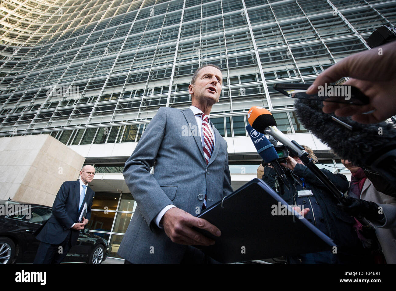 Herbert Diess, CEO della Volkswagen Automobili arriva per la riunione presso la sede centrale della Commissione europea di Bruxelles in Belgio su 29.09.2015 Elzbieta Bienkowska, il commissario UE per il mercato interno, industria, lo spirito imprenditoriale e le PMI e lo spazio chiamata Volkswagen per spiegare per la Commissione europea il problema del recente scandalo da Wiktor Dabkowski Foto Stock