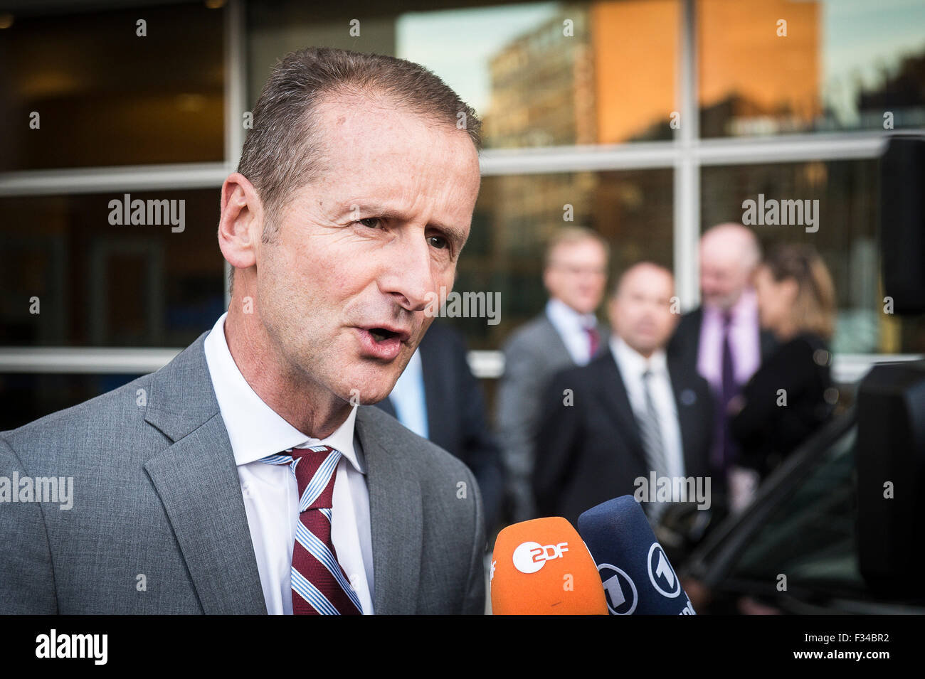 Herbert Diess, CEO della Volkswagen Automobili arriva per la riunione presso la sede centrale della Commissione europea di Bruxelles in Belgio su 29.09.2015 Elzbieta Bienkowska, il commissario UE per il mercato interno, industria, lo spirito imprenditoriale e le PMI e lo spazio chiamata Volkswagen per spiegare per la Commissione europea il problema del recente scandalo da Wiktor Dabkowski Foto Stock