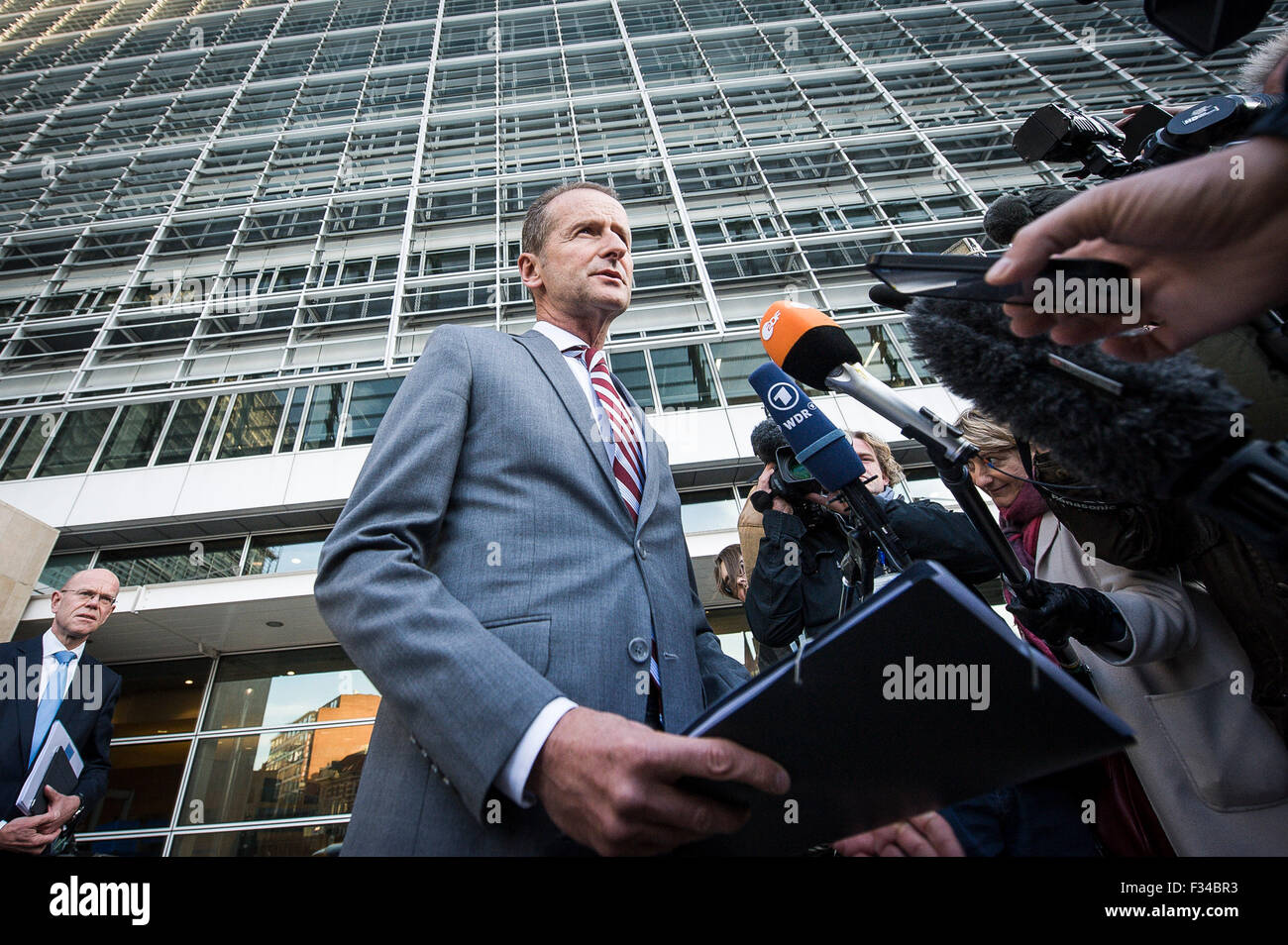 Herbert Diess, CEO della Volkswagen Automobili arriva per la riunione presso la sede centrale della Commissione europea di Bruxelles in Belgio su 29.09.2015 Elzbieta Bienkowska, il commissario UE per il mercato interno, industria, lo spirito imprenditoriale e le PMI e lo spazio chiamata Volkswagen per spiegare per la Commissione europea il problema del recente scandalo da Wiktor Dabkowski Foto Stock