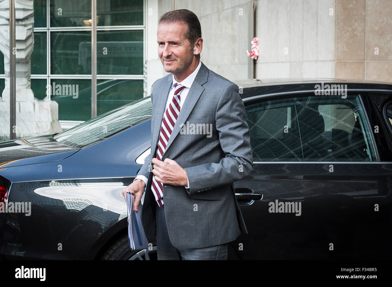 Herbert Diess, CEO della Volkswagen Automobili arriva per la riunione presso la sede centrale della Commissione europea di Bruxelles in Belgio su 29.09.2015 Elzbieta Bienkowska, il commissario UE per il mercato interno, industria, lo spirito imprenditoriale e le PMI e lo spazio chiamata Volkswagen per spiegare per la Commissione europea il problema del recente scandalo da Wiktor Dabkowski Foto Stock