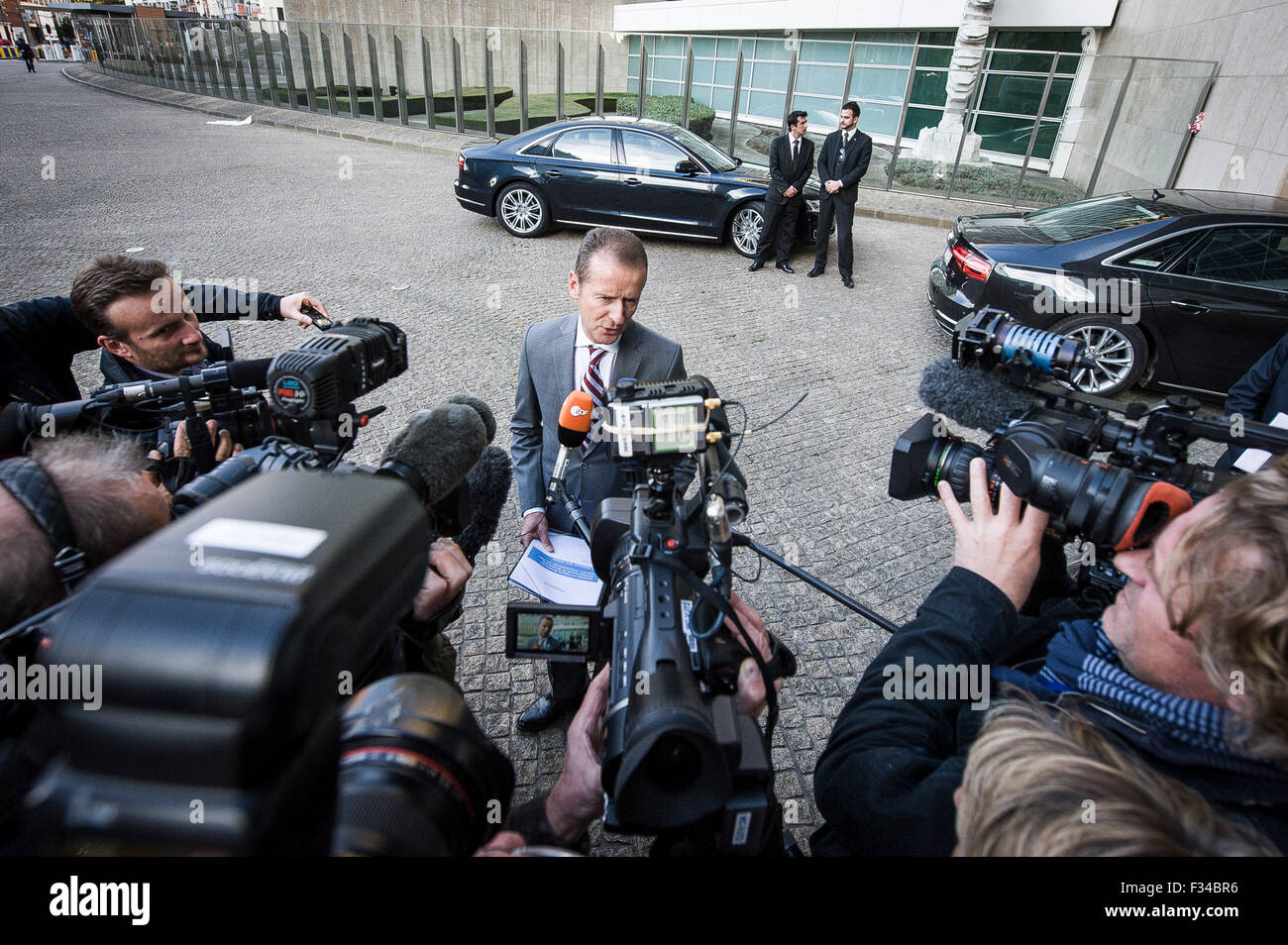 Herbert Diess, CEO della Volkswagen Automobili arriva per la riunione presso la sede centrale della Commissione europea di Bruxelles in Belgio su 29.09.2015 Elzbieta Bienkowska, il commissario UE per il mercato interno, industria, lo spirito imprenditoriale e le PMI e lo spazio chiamata Volkswagen per spiegare per la Commissione europea il problema del recente scandalo da Wiktor Dabkowski Foto Stock