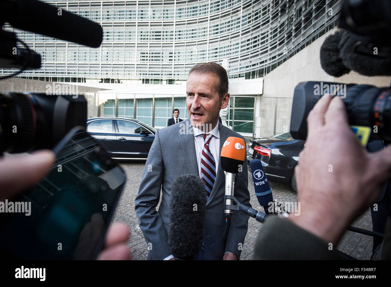 Herbert Diess, CEO della Volkswagen Automobili arriva per la riunione presso la sede centrale della Commissione europea di Bruxelles in Belgio su 29.09.2015 Elzbieta Bienkowska, il commissario UE per il mercato interno, industria, lo spirito imprenditoriale e le PMI e lo spazio chiamata Volkswagen per spiegare per la Commissione europea il problema del recente scandalo da Wiktor Dabkowski Foto Stock