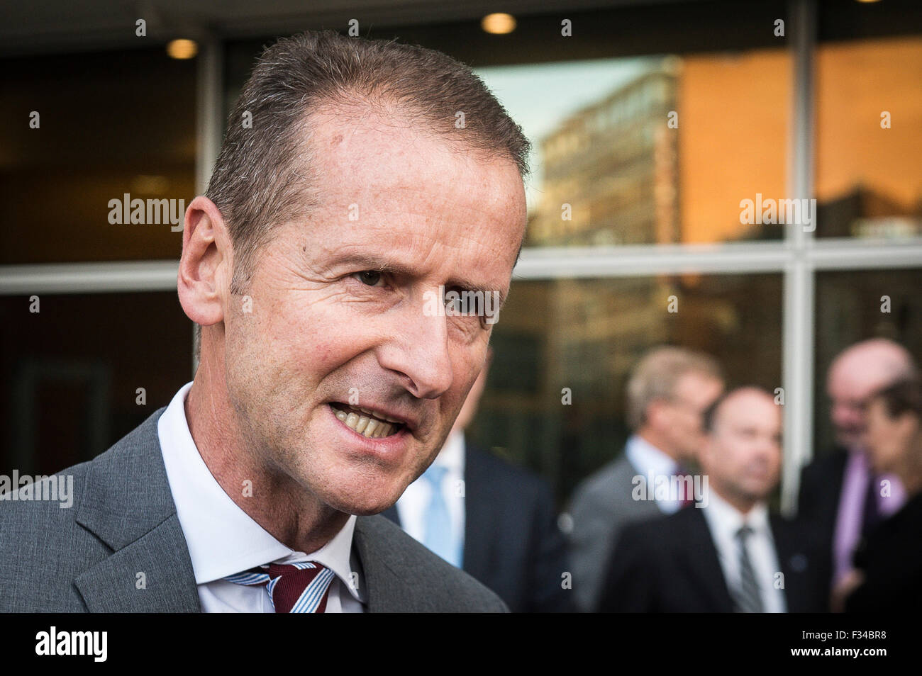Herbert Diess, CEO della Volkswagen Automobili arriva per la riunione presso la sede centrale della Commissione europea di Bruxelles in Belgio su 29.09.2015 Elzbieta Bienkowska, il commissario UE per il mercato interno, industria, lo spirito imprenditoriale e le PMI e lo spazio chiamata Volkswagen per spiegare per la Commissione europea il problema del recente scandalo da Wiktor Dabkowski Foto Stock