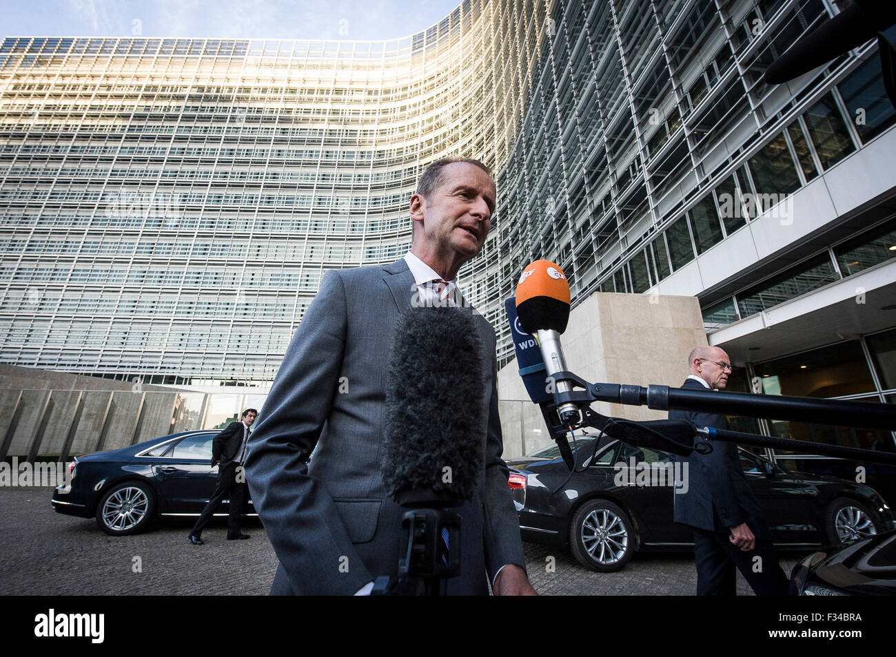 Herbert Diess, CEO della Volkswagen Automobili arriva per la riunione presso la sede centrale della Commissione europea di Bruxelles in Belgio su 29.09.2015 Elzbieta Bienkowska, il commissario UE per il mercato interno, industria, lo spirito imprenditoriale e le PMI e lo spazio chiamata Volkswagen per spiegare per la Commissione europea il problema del recente scandalo da Wiktor Dabkowski Foto Stock