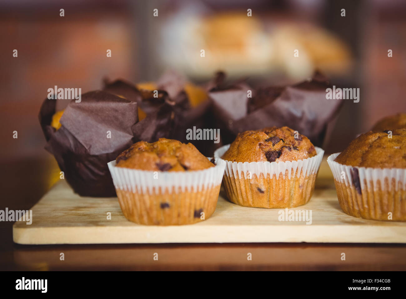 Chocolate Chip muffin sul bordo di taglio Foto Stock