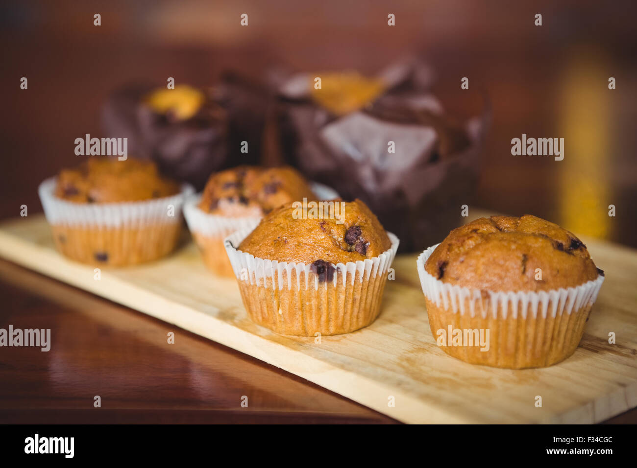 Chocolate Chip muffin sul bordo di taglio Foto Stock