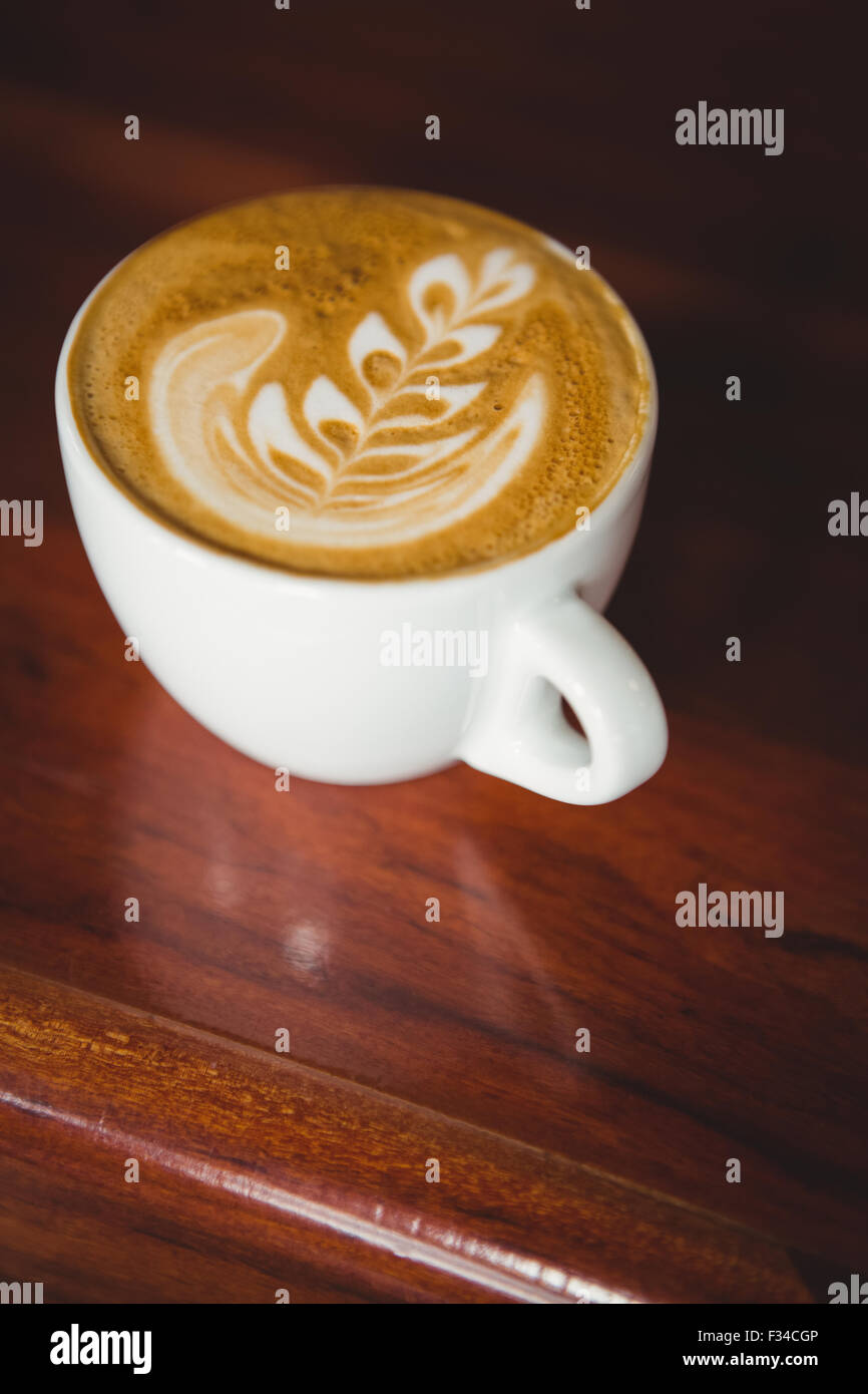 Tazza di cappuccino con caffè arte sul contatore Foto Stock
