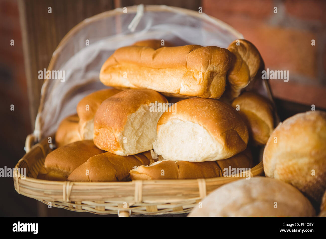 Vista ravvicinata del cesto con pane fresco Foto Stock