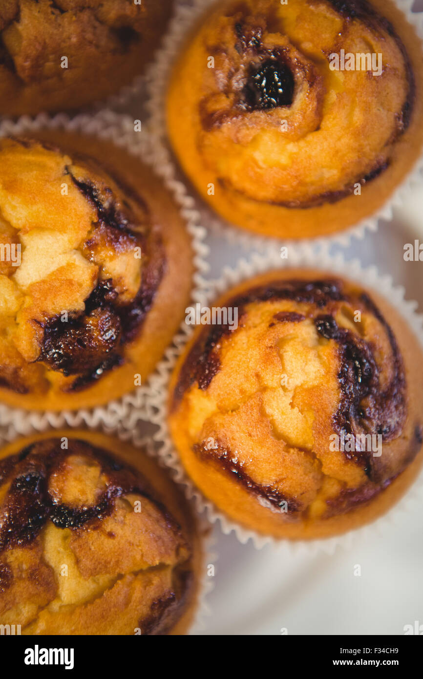 Vista ravvicinata di muffin ai mirtilli su una piastra Foto Stock