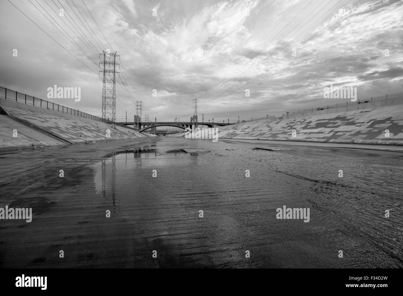 Il grintoso fiume di Los Angeles in bianco e nero. Foto Stock