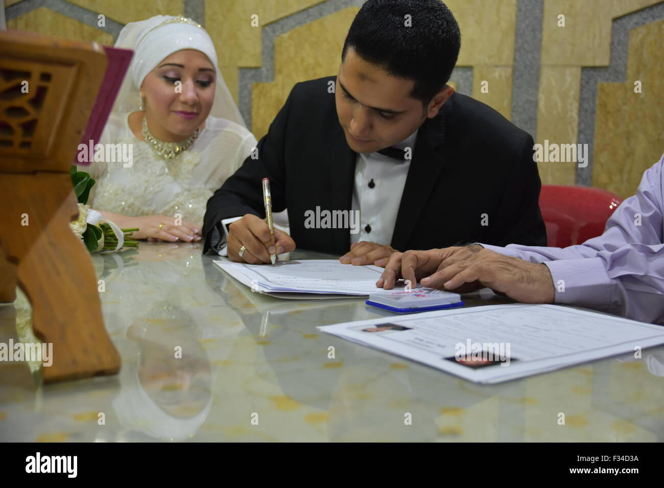 La firma di un contratto di matrimonio Foto Stock