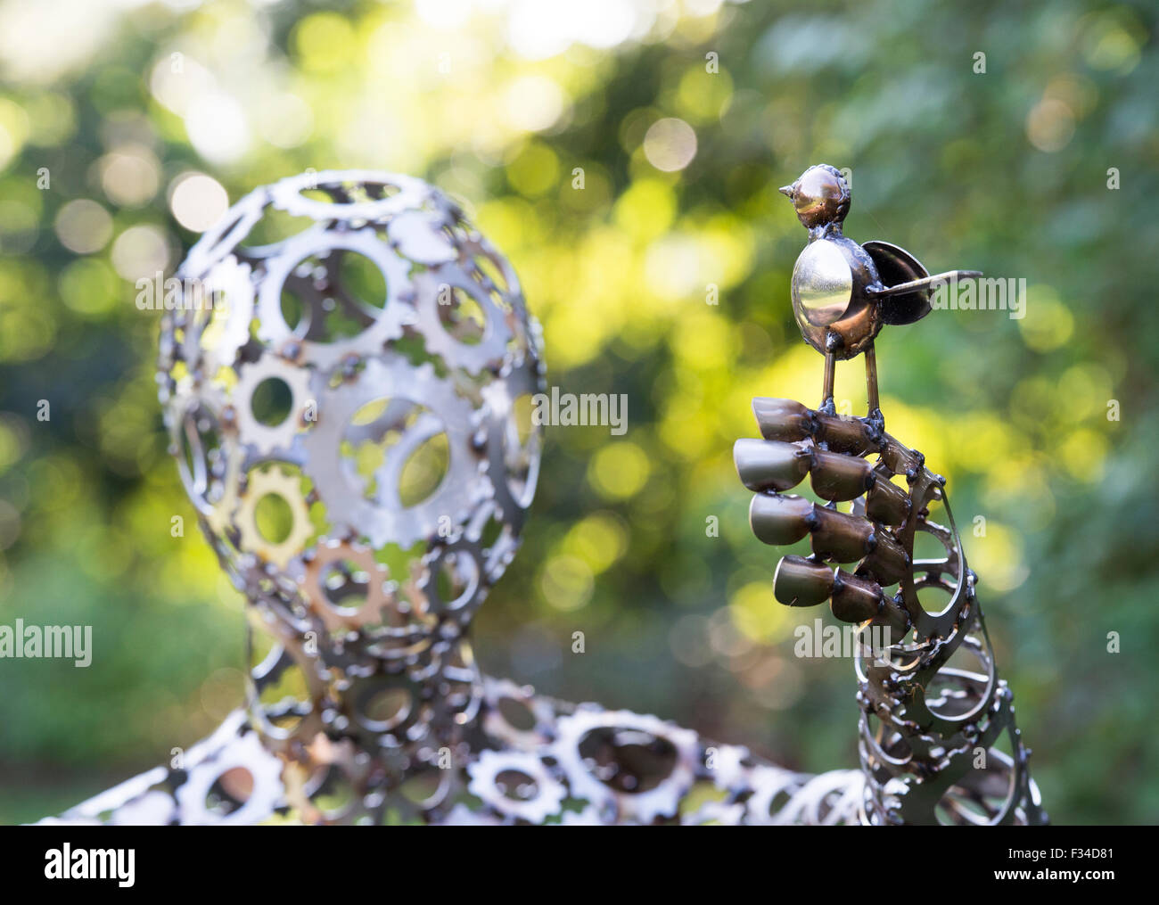 Bird sul lato 'Jacqueline' Scultura da Darren Greenhow ad RHS Wisley Gardens, Surrey, Inghilterra Foto Stock