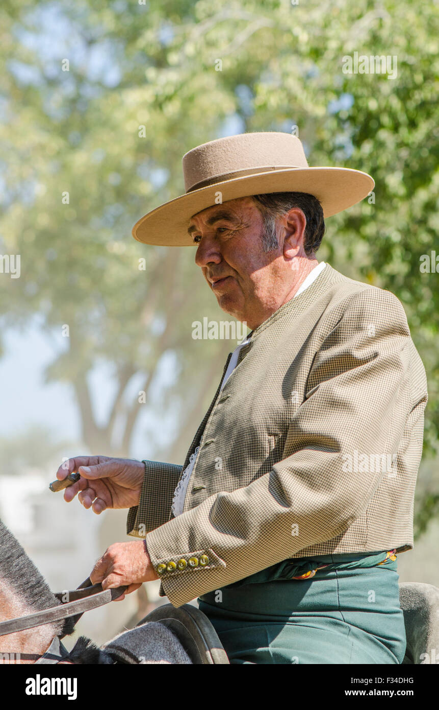 Uomo spagnolo a cavallo, tradizionale pellegrinaggio cattolico, romeria Virgen del Rosario, Fuengirola, Andalusia, Spagna. Foto Stock