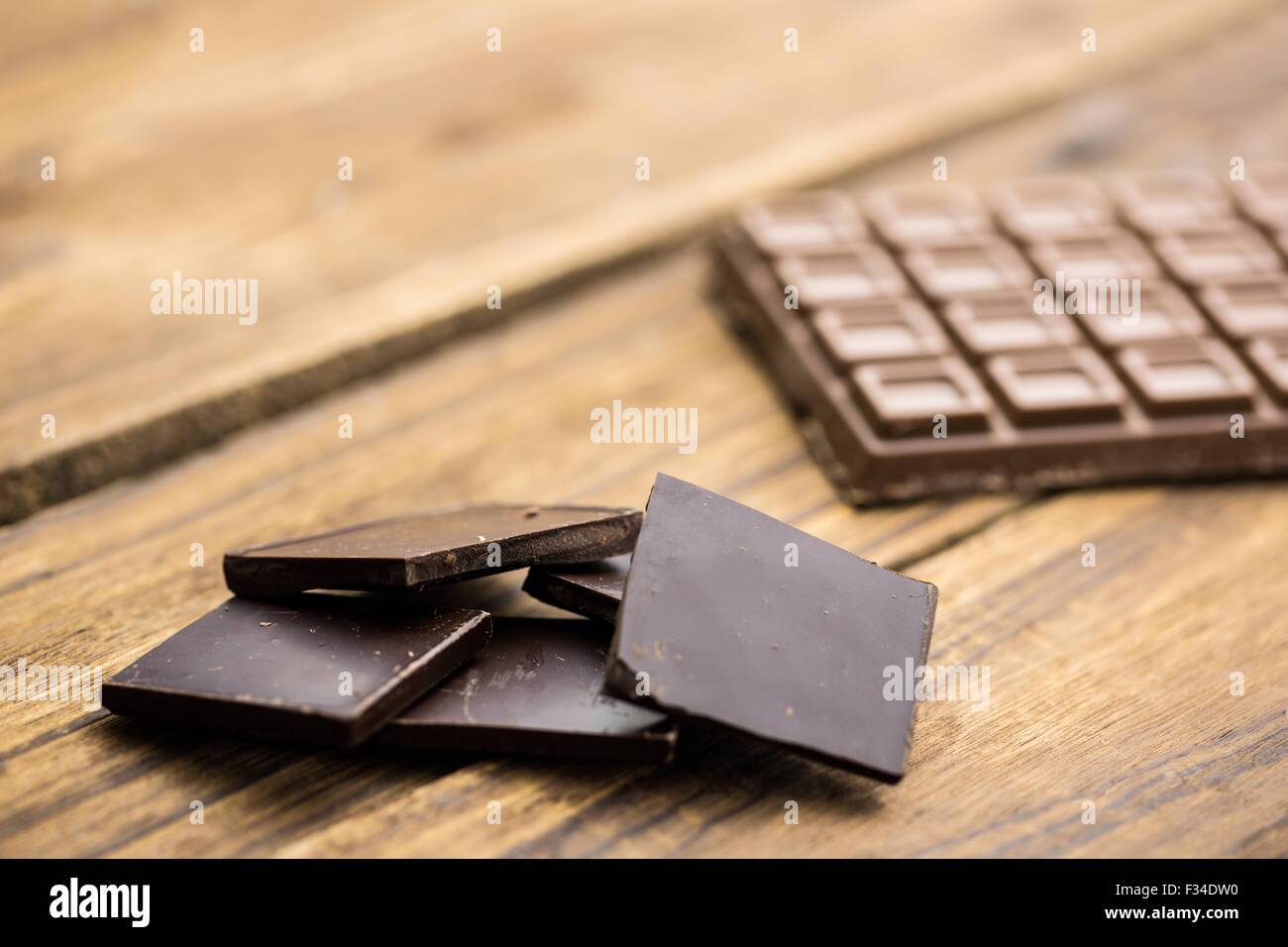 Pezzi di cioccolato su un tavolo di legno Foto Stock