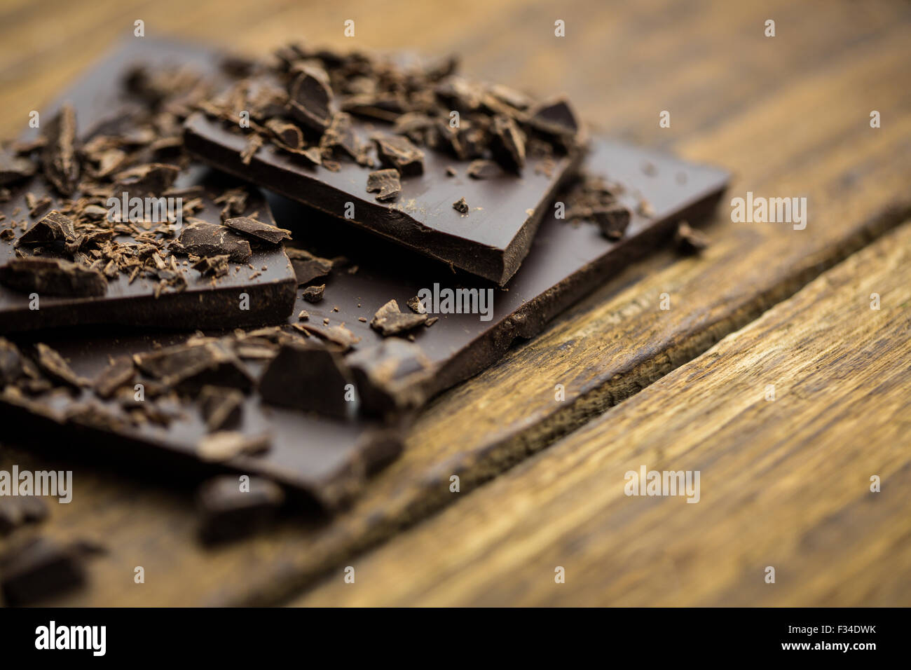 Pezzi di cioccolato su un tavolo di legno Foto Stock