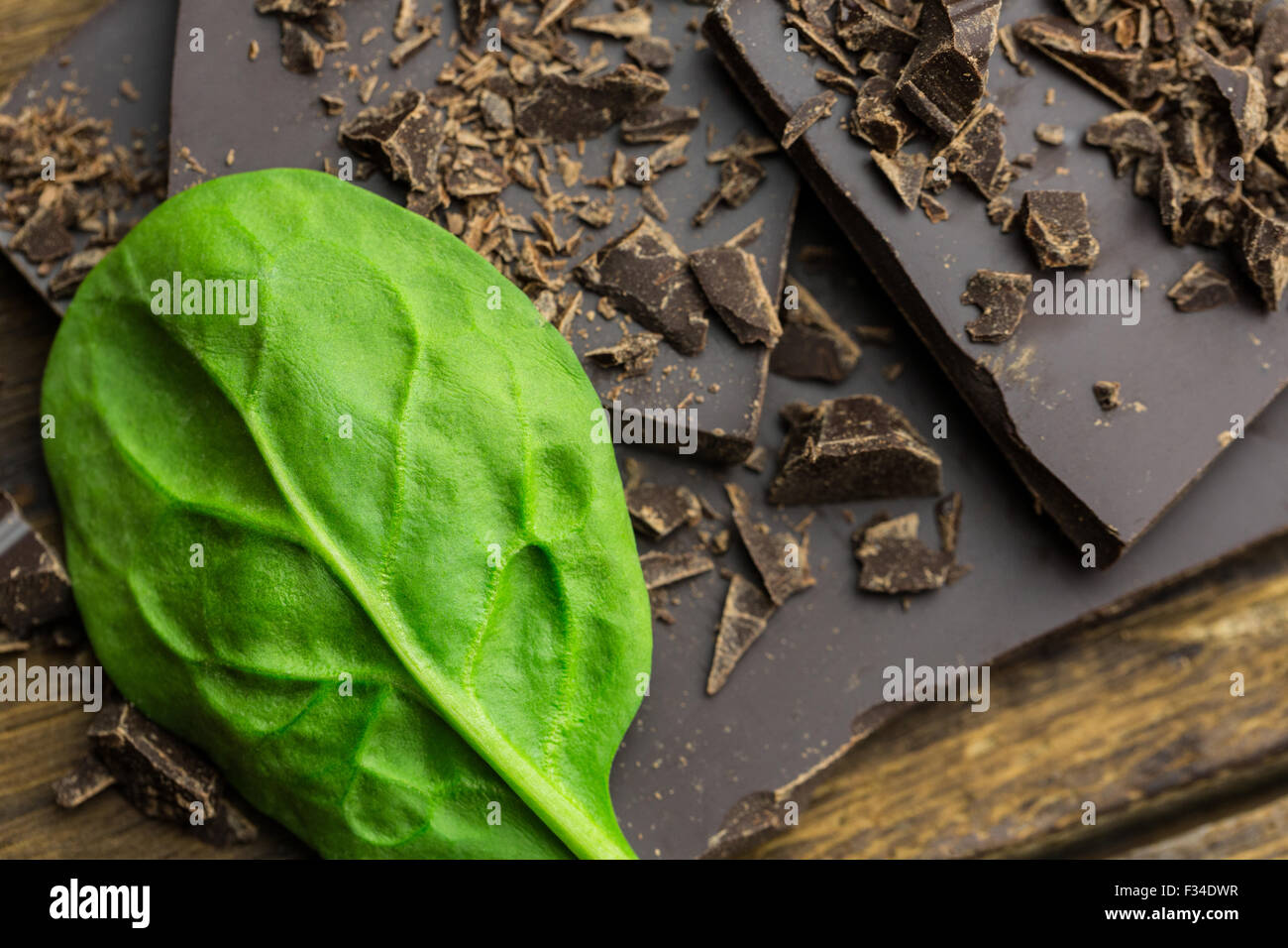 Cioccolato con basilica su un tavolo di legno Foto Stock