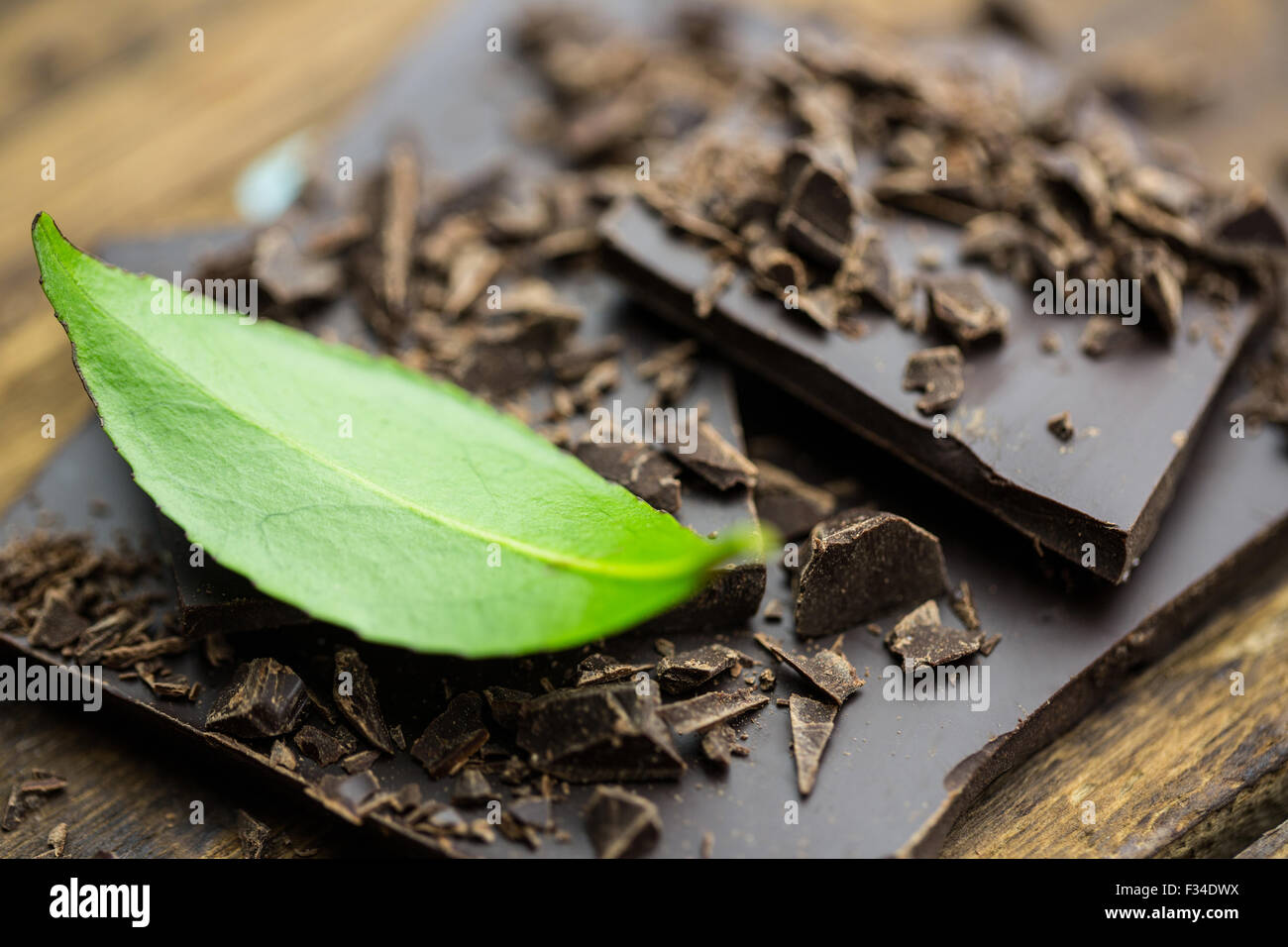 Cioccolato con menta su una tavola di legno Foto Stock