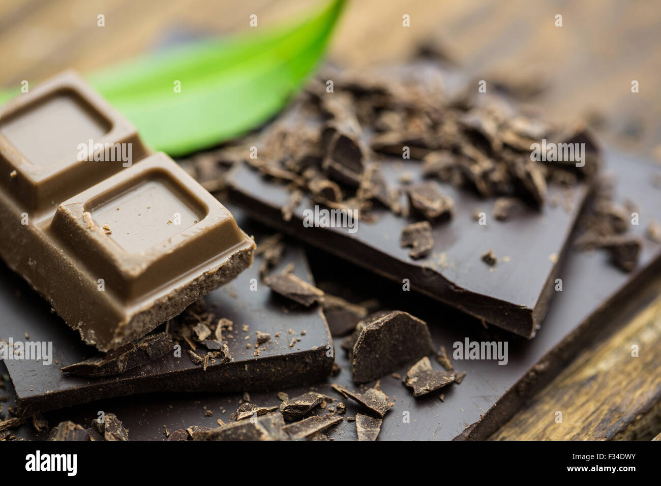Cioccolato con menta su una tavola di legno Foto Stock