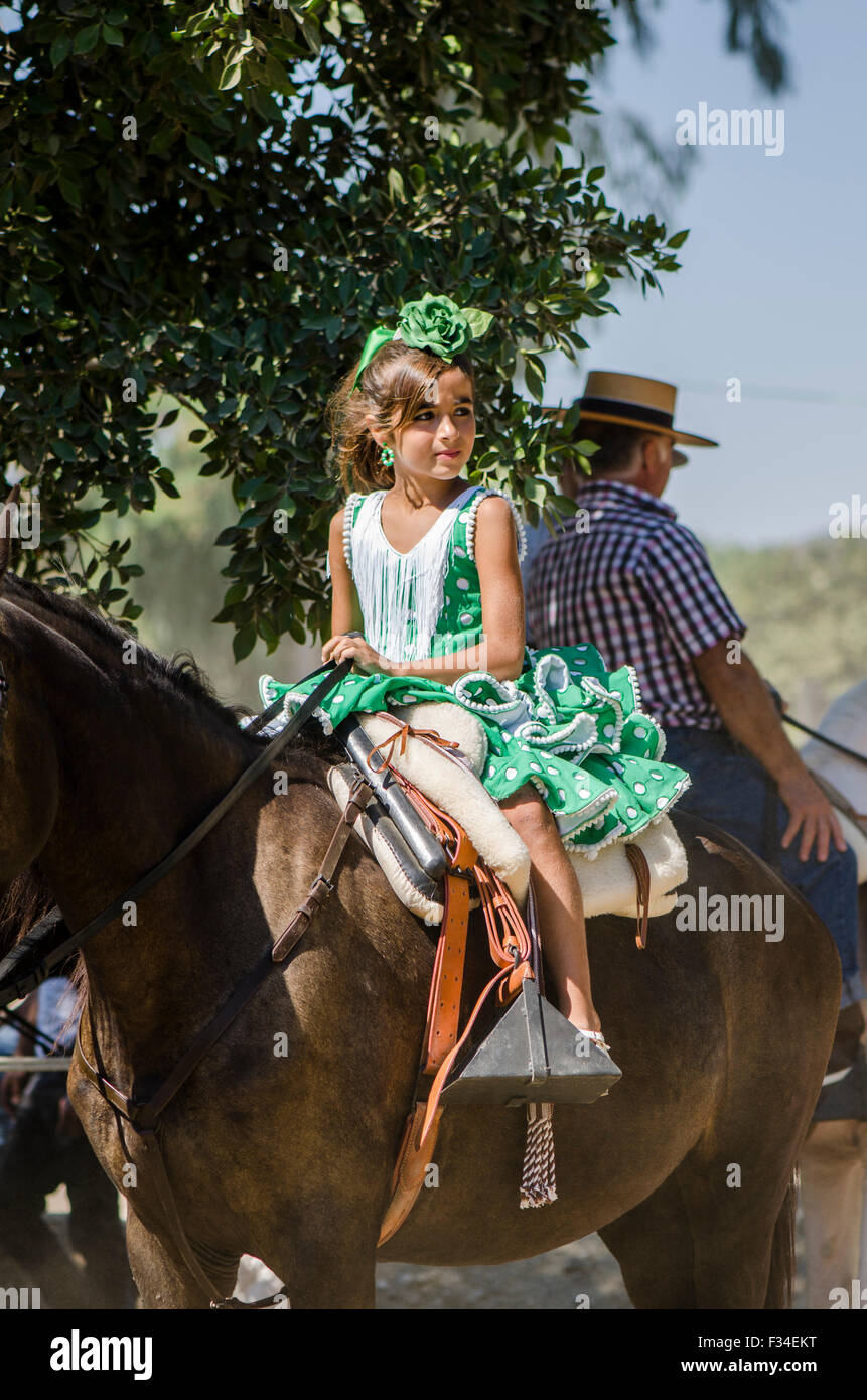 Giovane ragazza in abito tradizionale, equitazione, pellegrinaggio cattolico, romeria Virgen del Rosario, Fuengirola, Andalusia, Spagna. Foto Stock